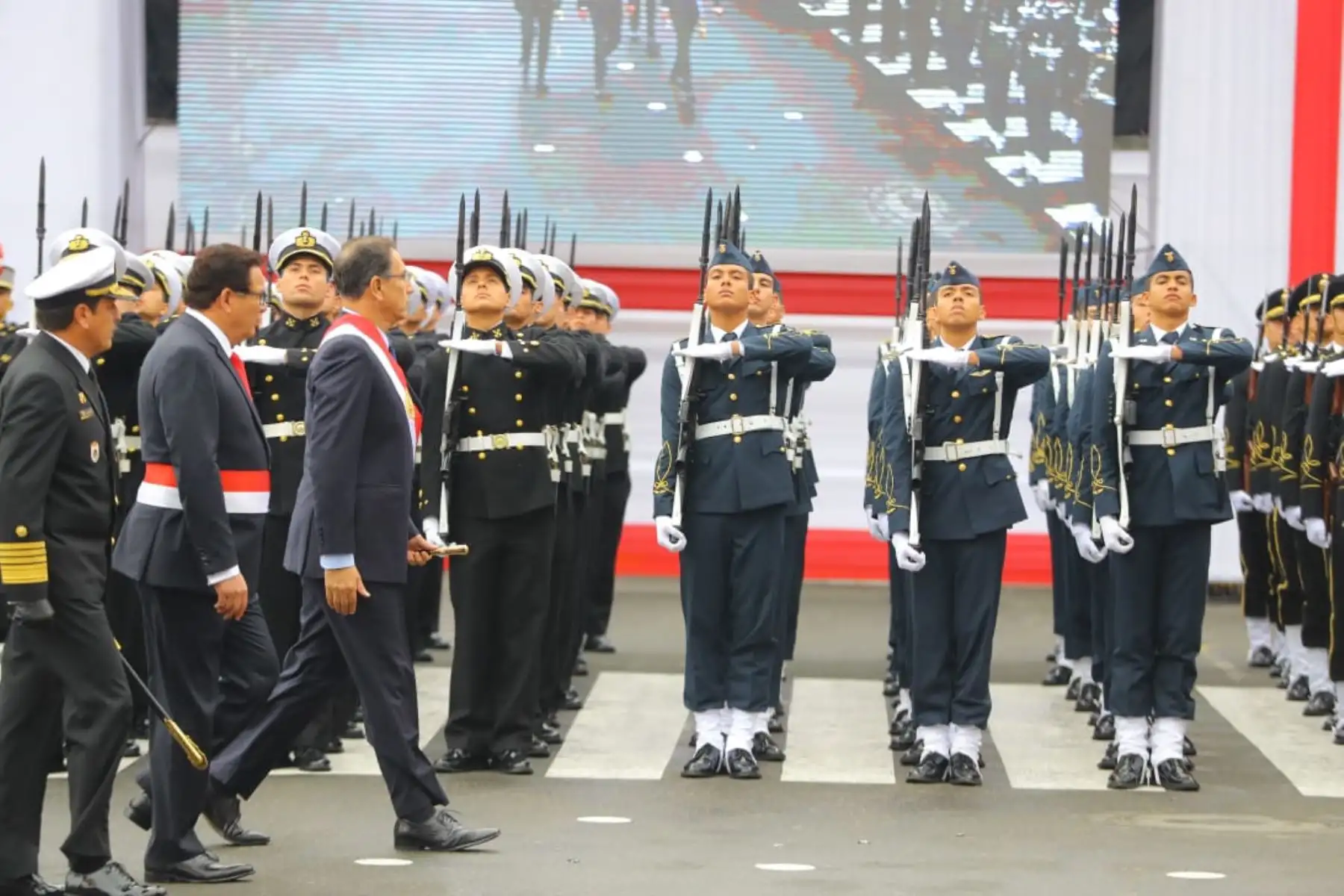 El presidente de la República, Martín Vizcarra, preside   la Gran Parada Militar por Fiestas Patrias. Foto: ANDINA/Prensa Presidencia