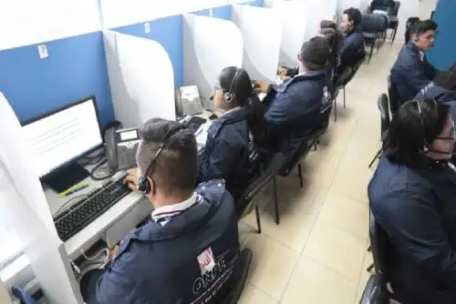 Fono ONPE cuenta con operadores, entre hombres y mujeres, que atienden todos los días de la semana, en dos turnos, de 6:00 a 14:00 horas y desde las 14:00 hasta las 22:00 horas.