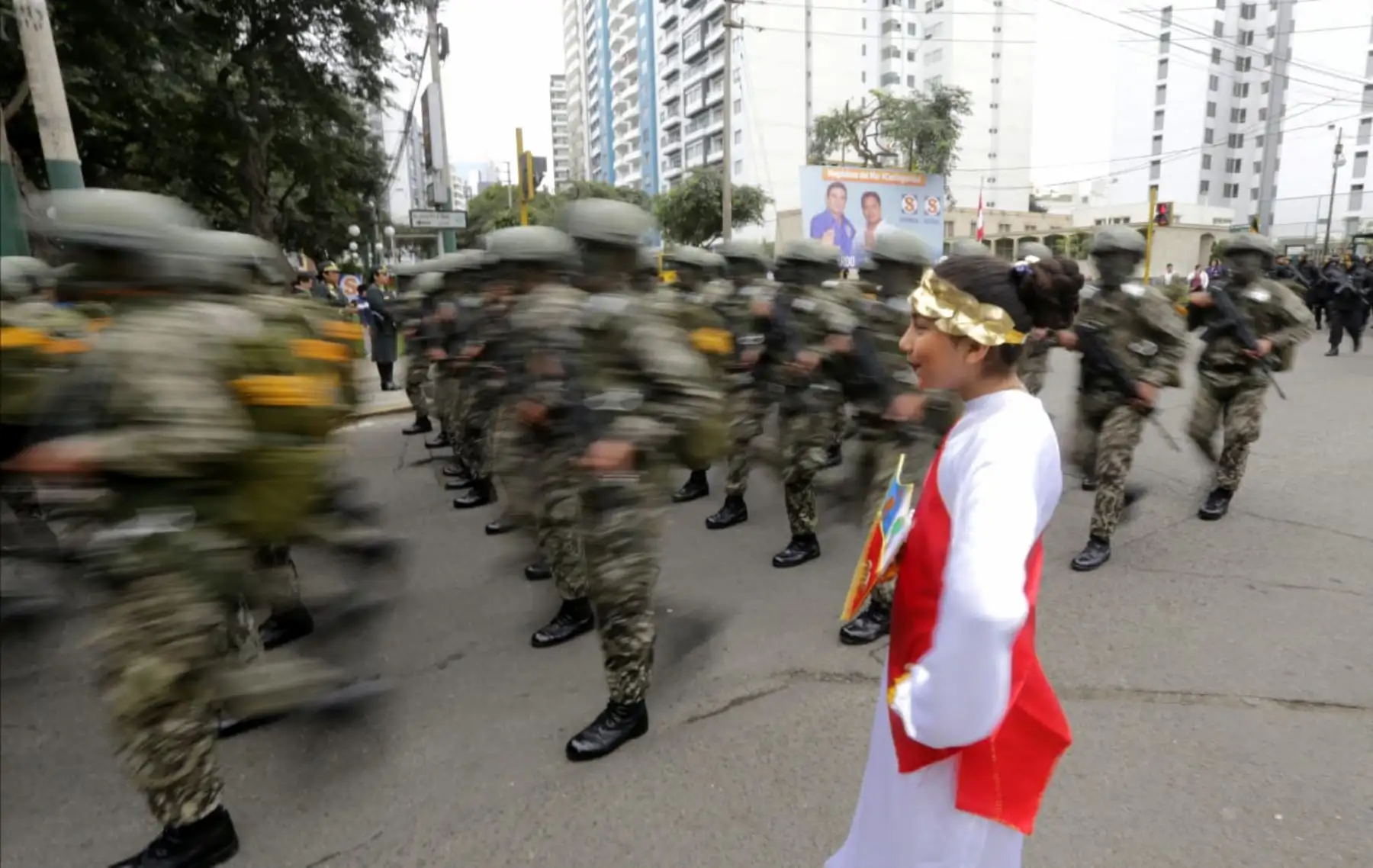 El público desde diversas partes de la ciudad disfrutan de la Gran Parada Militar