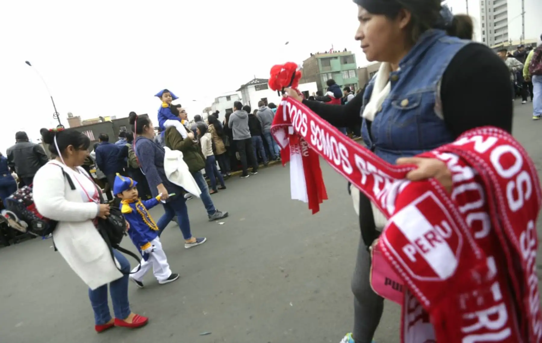 El público desde diversas partes de la ciudad disfrutan de la Gran Parada Militar