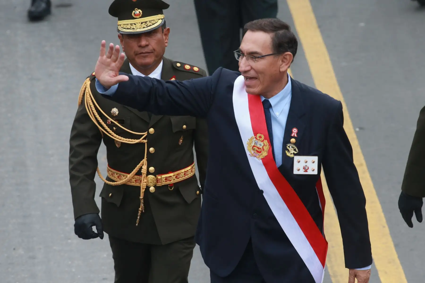 Presidente de la República,Martín Vizcarra, recorrió 23 cuadras de la Av. Brasil saludando al público, tras culminar la Gran Parada Militar.Foto: ANDINA/Prensa Presidencia