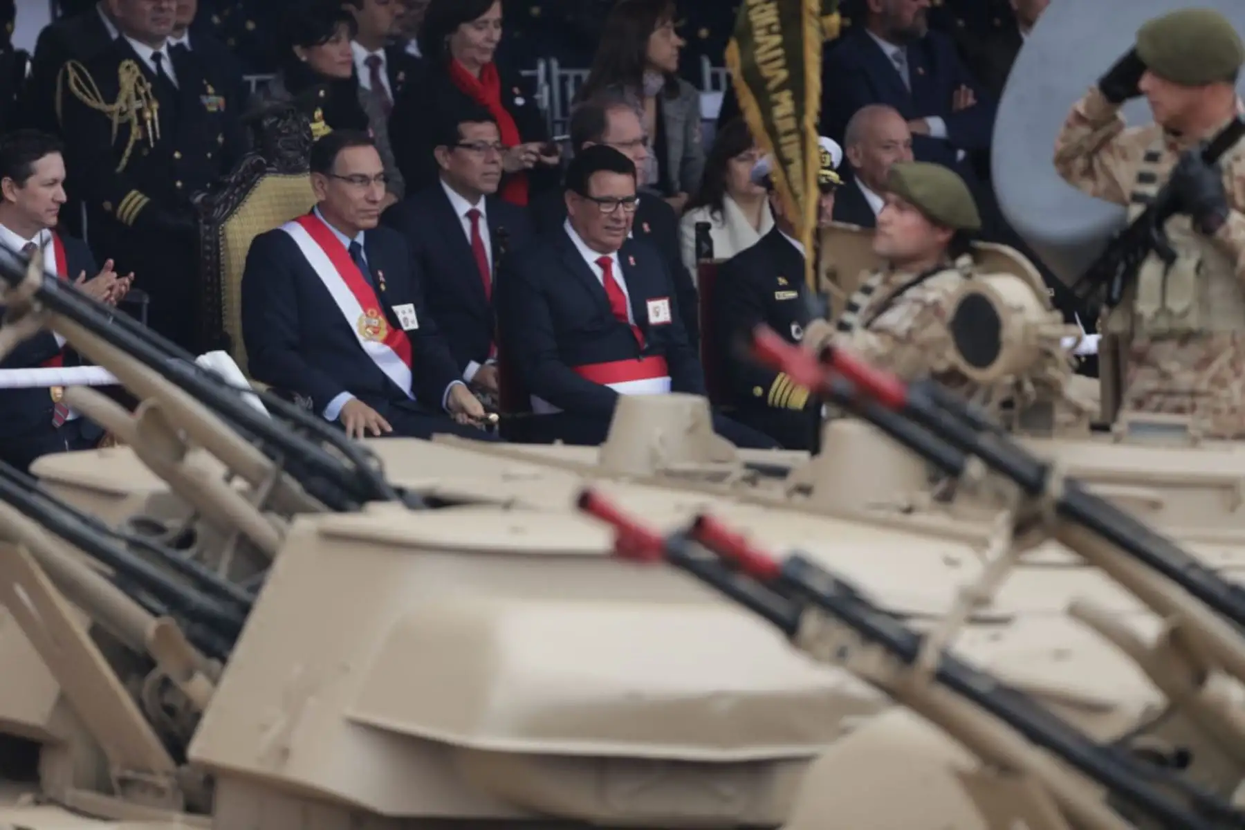 Presidente de la República,Martín Vizcarra, recorrió 23 cuadras de la Av. Brasil saludando al público, tras culminar la Gran Parada Militar.Foto: ANDINA/Prensa Presidencia
