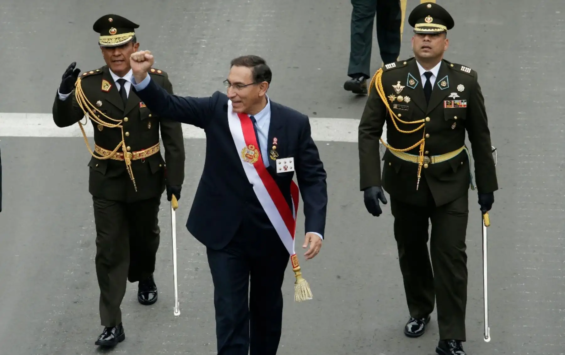 Presidente de la República,Martín Vizcarra, recorrió 23 cuadras de la Av. Brasil saludando al público, tras culminar la Gran Parada Militar.Foto: ANDINA/Prensa Presidencia