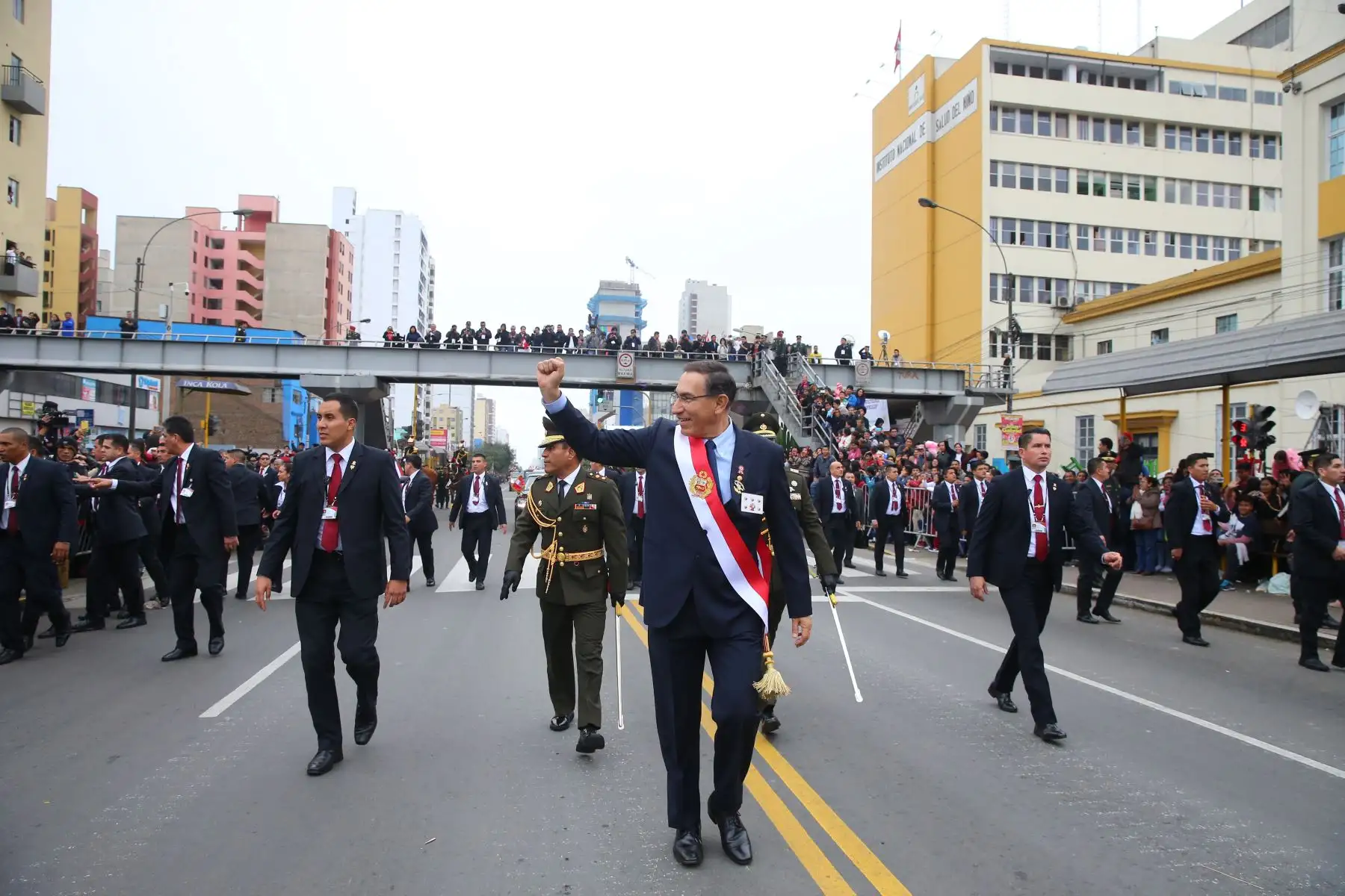 Presidente de la República,Martín Vizcarra, recorrió 23 cuadras de la Av. Brasil saludando al público, tras culminar la Gran Parada Militar.Foto: ANDINA/Prensa Presidencia
