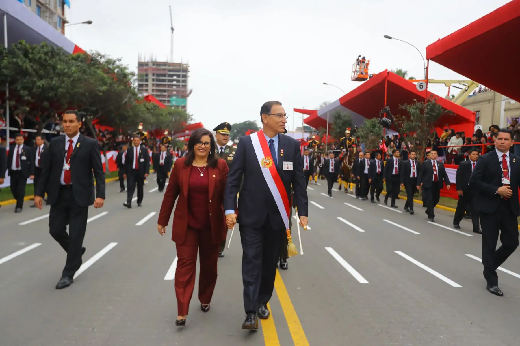 Presidente de la República,Martín Vizcarra, recorrió 23 cuadras de la Av. Brasil saludando al público, tras culminar la Gran Parada Militar.Foto: ANDINA/Prensa Presidencia