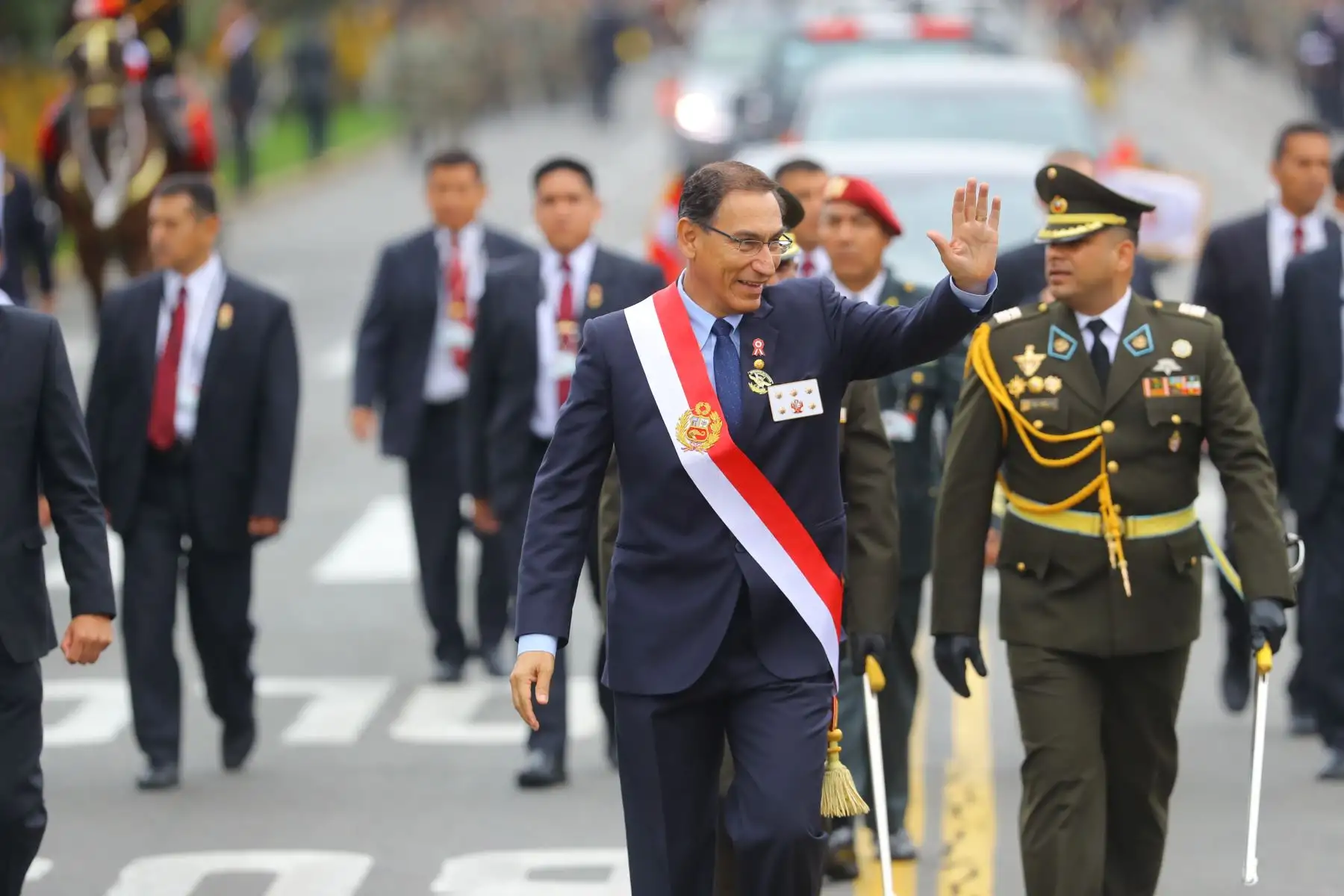 Presidente de la República,Martín Vizcarra, recorrió 23 cuadras de la Av. Brasil saludando al público, tras culminar la Gran Parada Militar.Foto: ANDINA/Prensa Presidencia