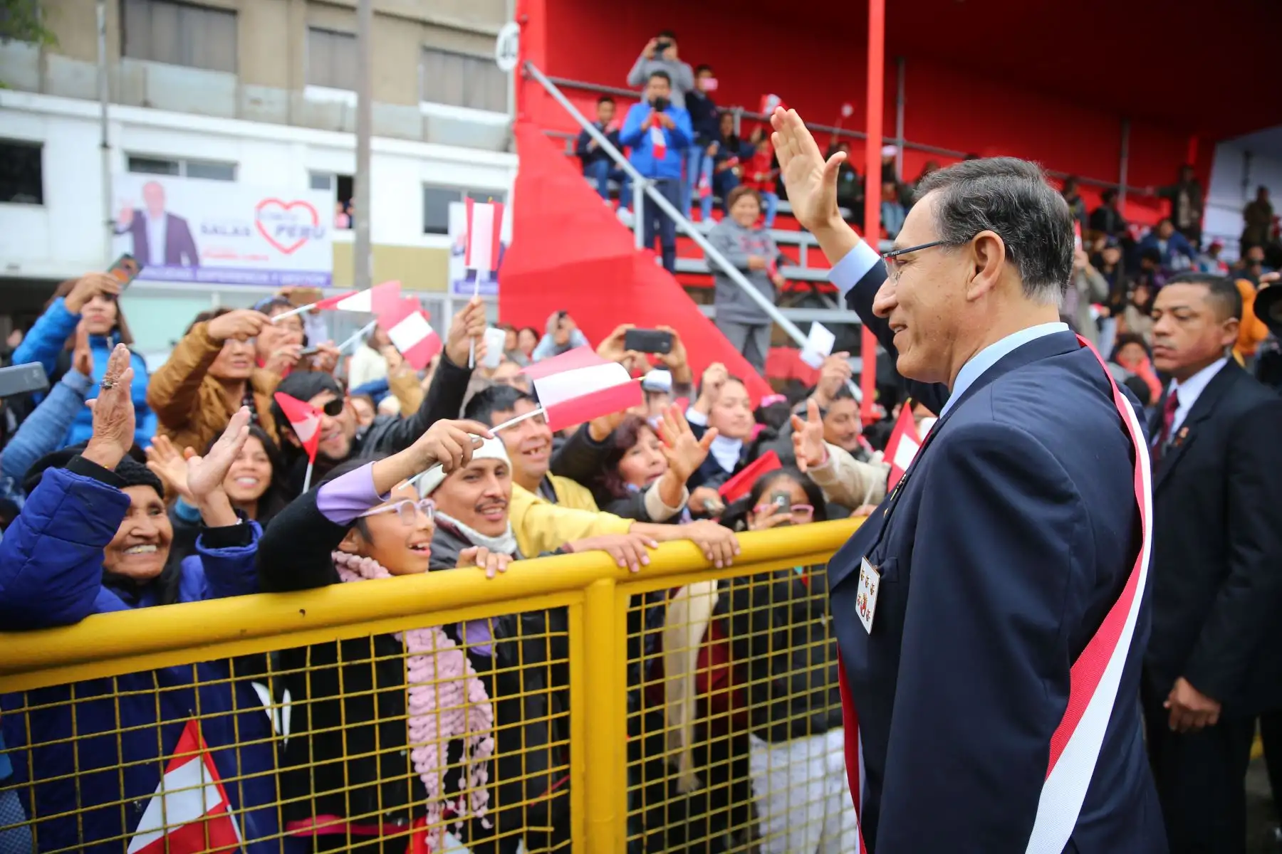 Presidente de la República,Martín Vizcarra, recorrió 23 cuadras de la Av. Brasil saludando al público, tras culminar la Gran Parada Militar.Foto: ANDINA/Prensa Presidencia