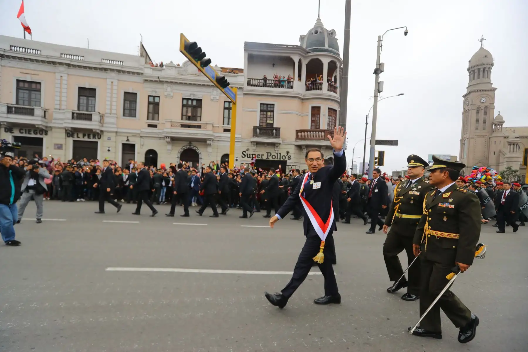 Presidente de la República,Martín Vizcarra, recorrió 23 cuadras de la Av. Brasil saludando al público, tras culminar la Gran Parada Militar.Foto: ANDINA/Prensa Presidencia