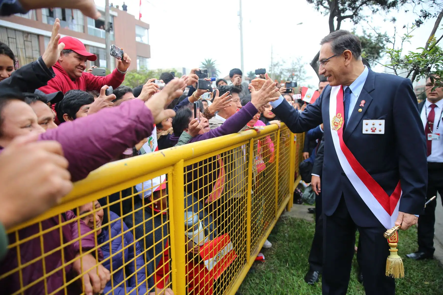 Presidente de la República,Martín Vizcarra, recorrió 23 cuadras de la Av. Brasil saludando al público, tras culminar la Gran Parada Militar.Foto: ANDINA/Prensa Presidencia