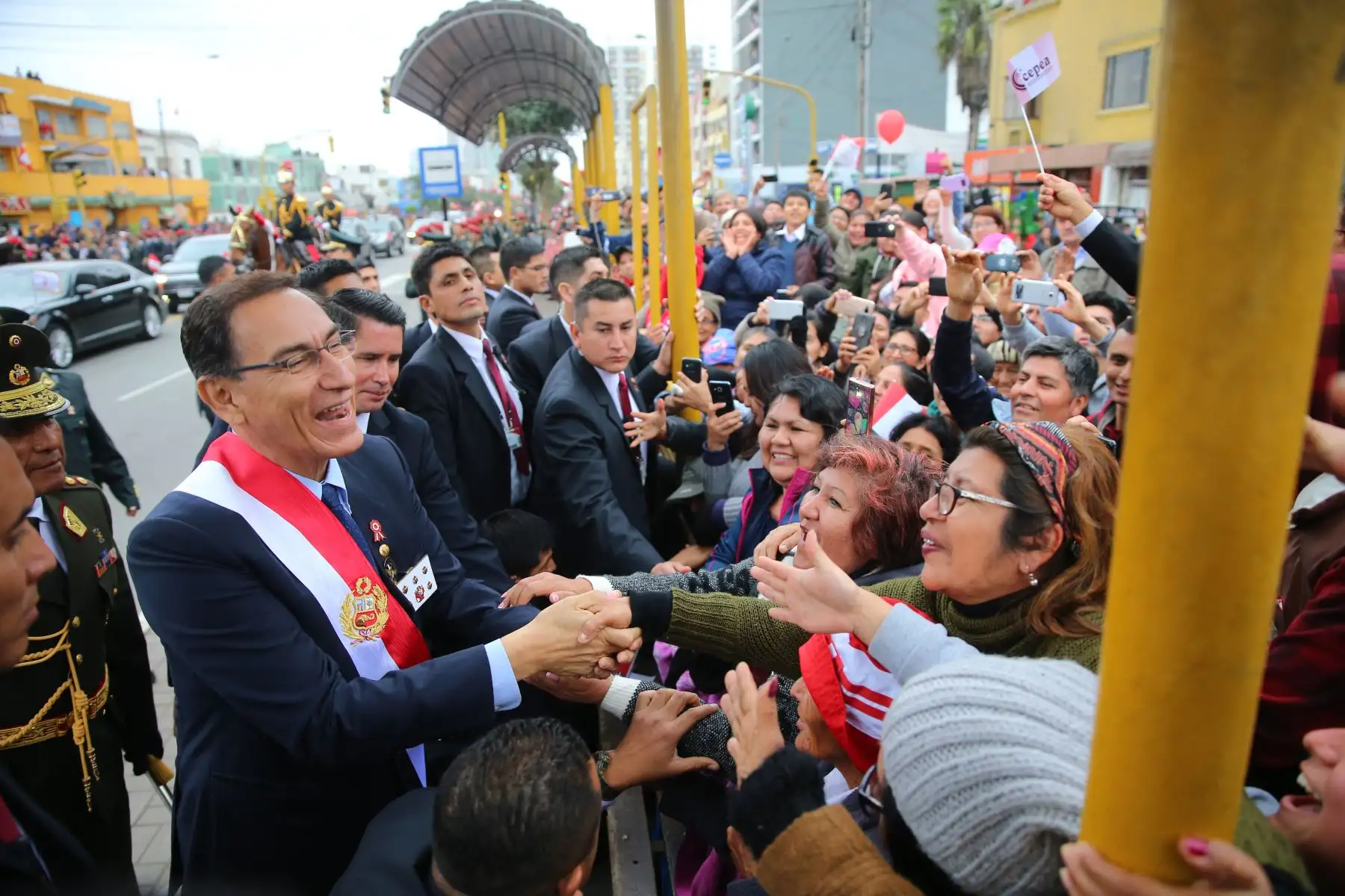 Presidente de la República,Martín Vizcarra, recorrió 23 cuadras de la Av. Brasil saludando al público, tras culminar la Gran Parada Militar.Foto: ANDINA/Prensa Presidencia