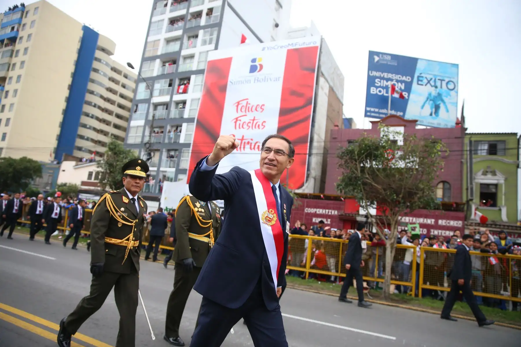 Presidente de la República,Martín Vizcarra, recorrió 23 cuadras de la Av. Brasil saludando al público, tras culminar la Gran Parada Militar: ANDINA/Prensa Presidencia