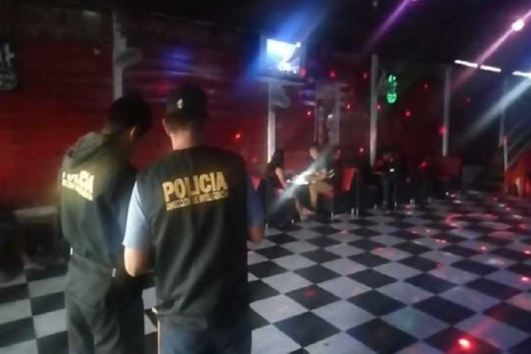 La Policía Nacional del Perú (PNP) rescató a una mujer de 20 años de edad, víctima de trata de personas, durante un operativo realizado en los locales nocturnos ubicados en el kilómetro 107 de la carretera a Puerto Maldonado, en la localidad de Mazuco, región Madre de Dios. ANDINA/Difusión