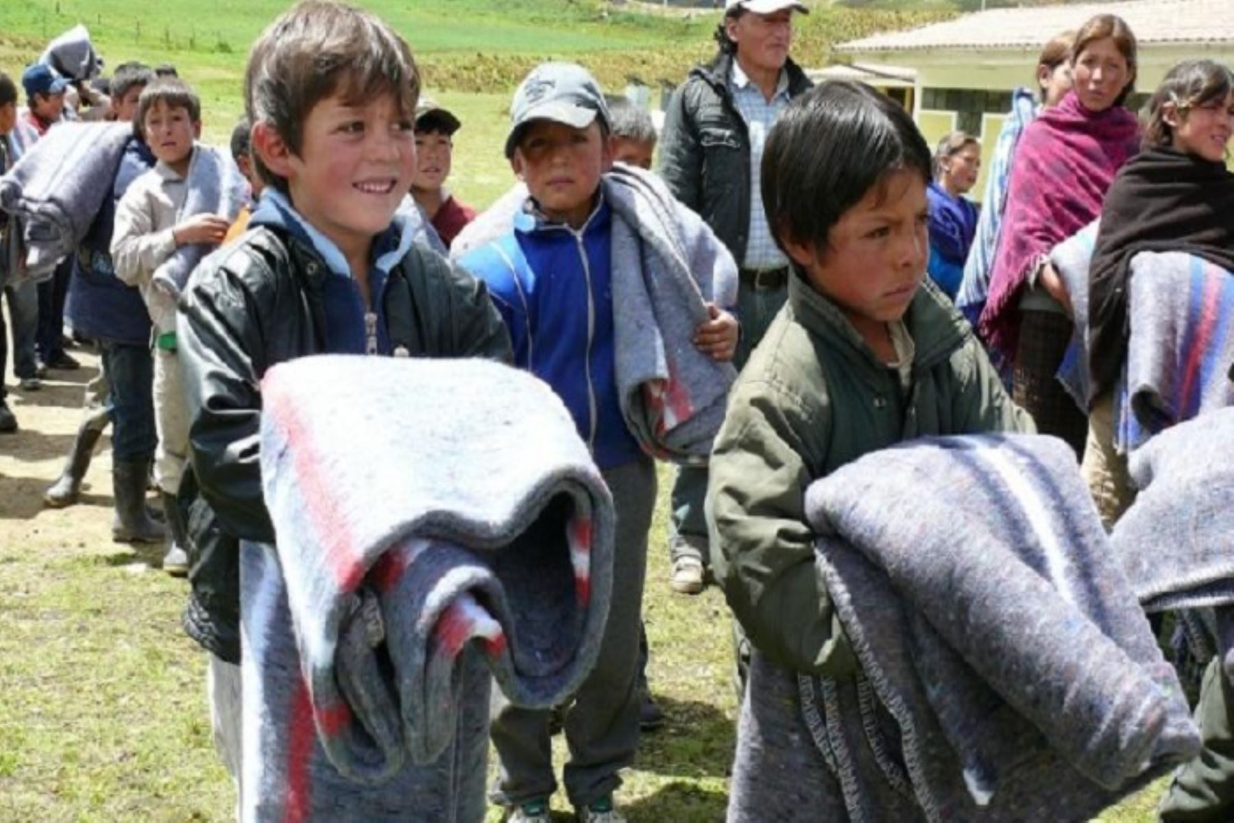 Cajamarca: entregan ayuda a escolares para enfrentar bajas temperaturas