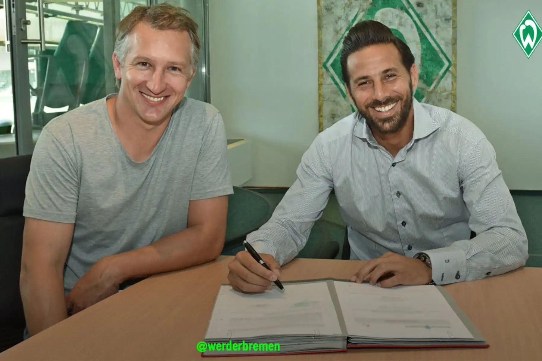 Claudio Pizarro firma contrato de retorno al Werder Bremen. Foto: ANDINA/Difusión