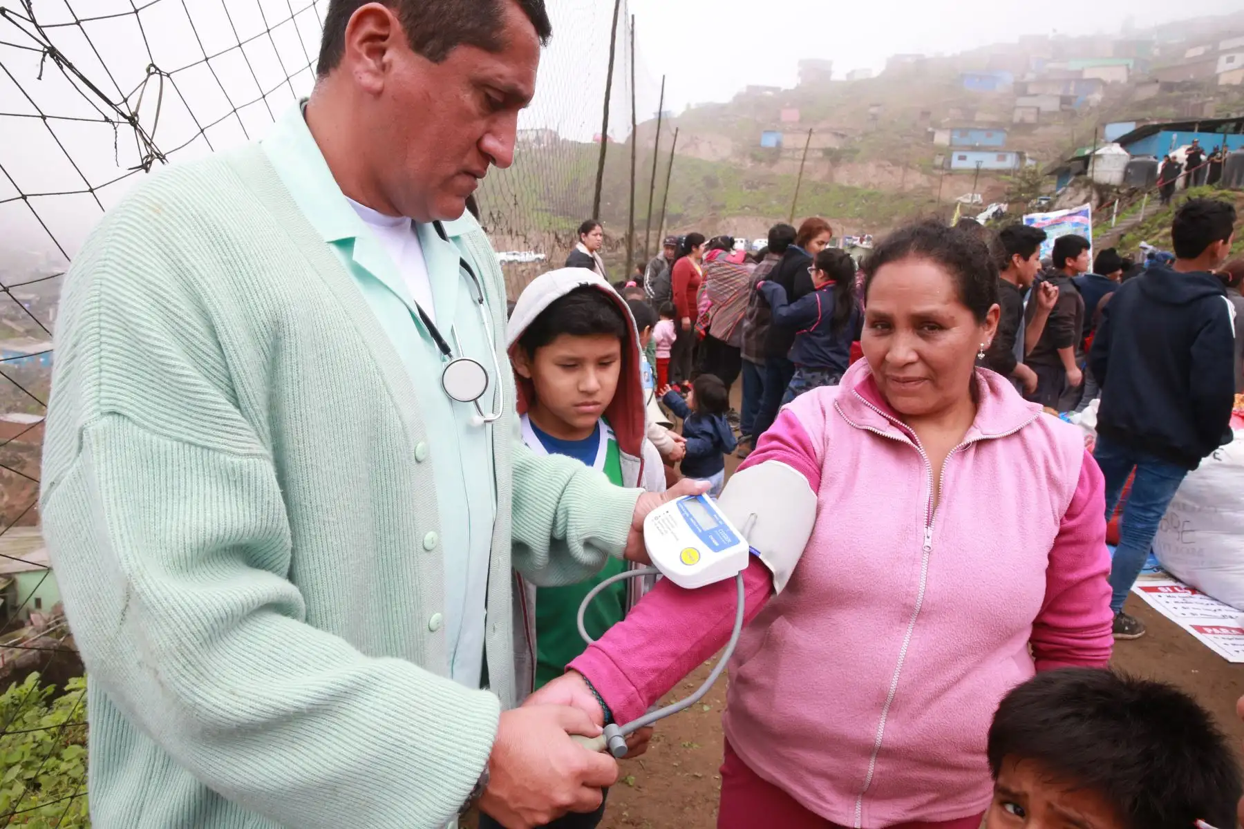 Policía Nacional del Perú  entrega donaciones de abrigos con motivo de fuerte ola de friaje en AA. HH. Virgen de Lourdes Nueva Esperanza de Villa María del Triunfo.  Foto: ANDINA/Vidal Tarqui