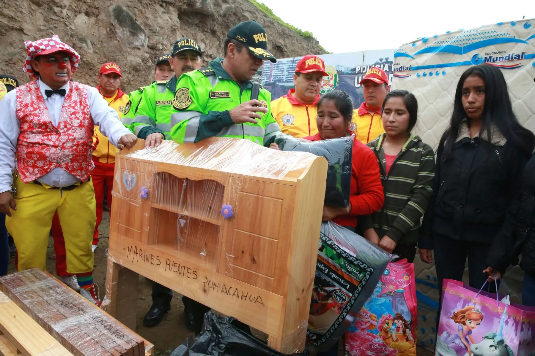 Policía Nacional del Perú  entrega donaciones de abrigos con motivo de fuerte ola de friaje en AA. HH. Virgen de Lourdes Nueva Esperanza de Villa María del Triunfo.  Foto: ANDINA/Vidal Tarqui