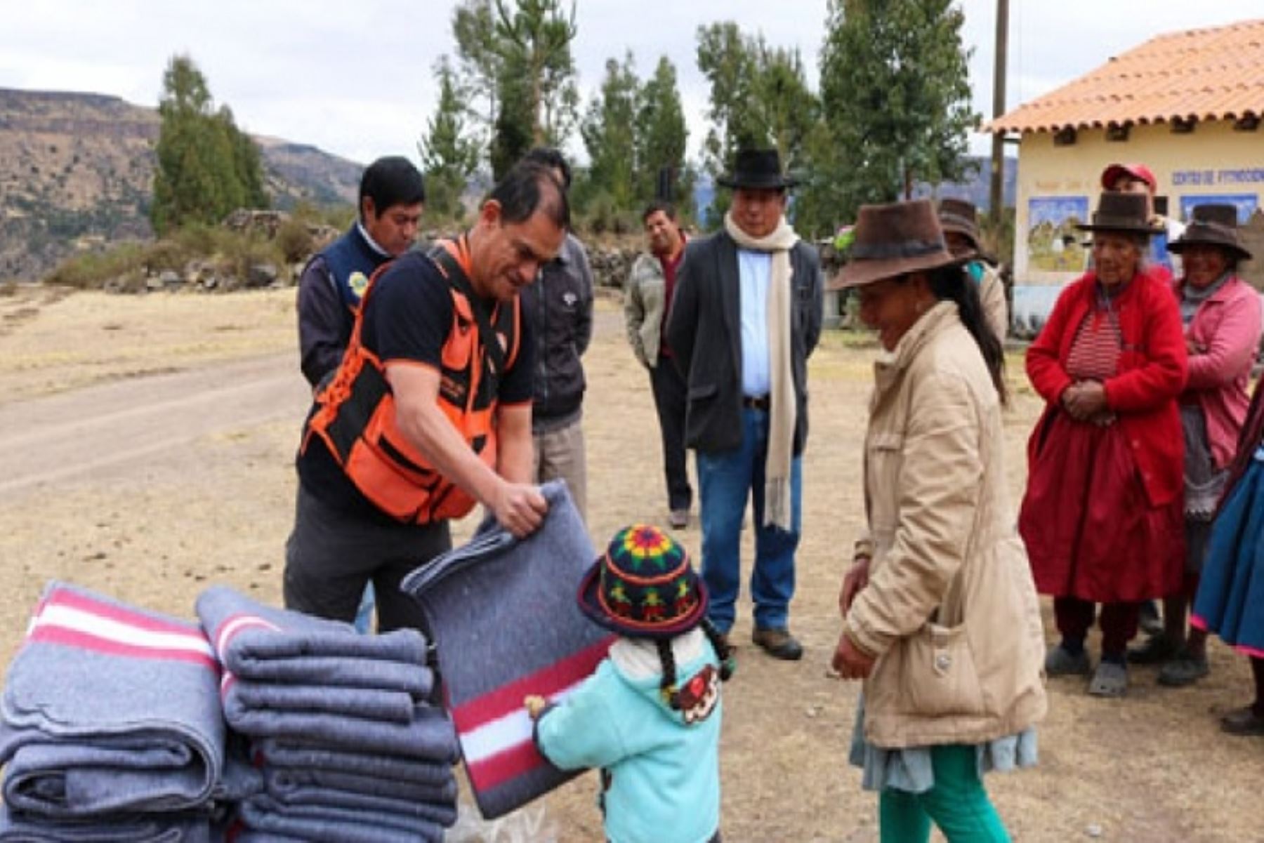 Región Ayacucho entrega ayuda a comunidades afectadas por heladas