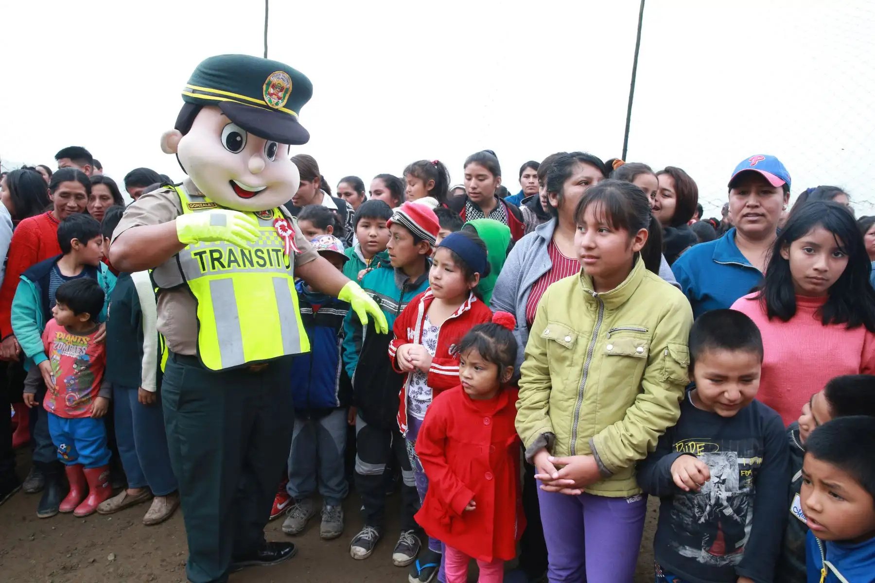 Policía Nacional del Perú  entrega donaciones de abrigos con motivo de fuerte ola de friaje en AA. HH. Virgen de Lourdes Nueva Esperanza de Villa María del Triunfo.  Foto: ANDINA/Vidal Tarqui