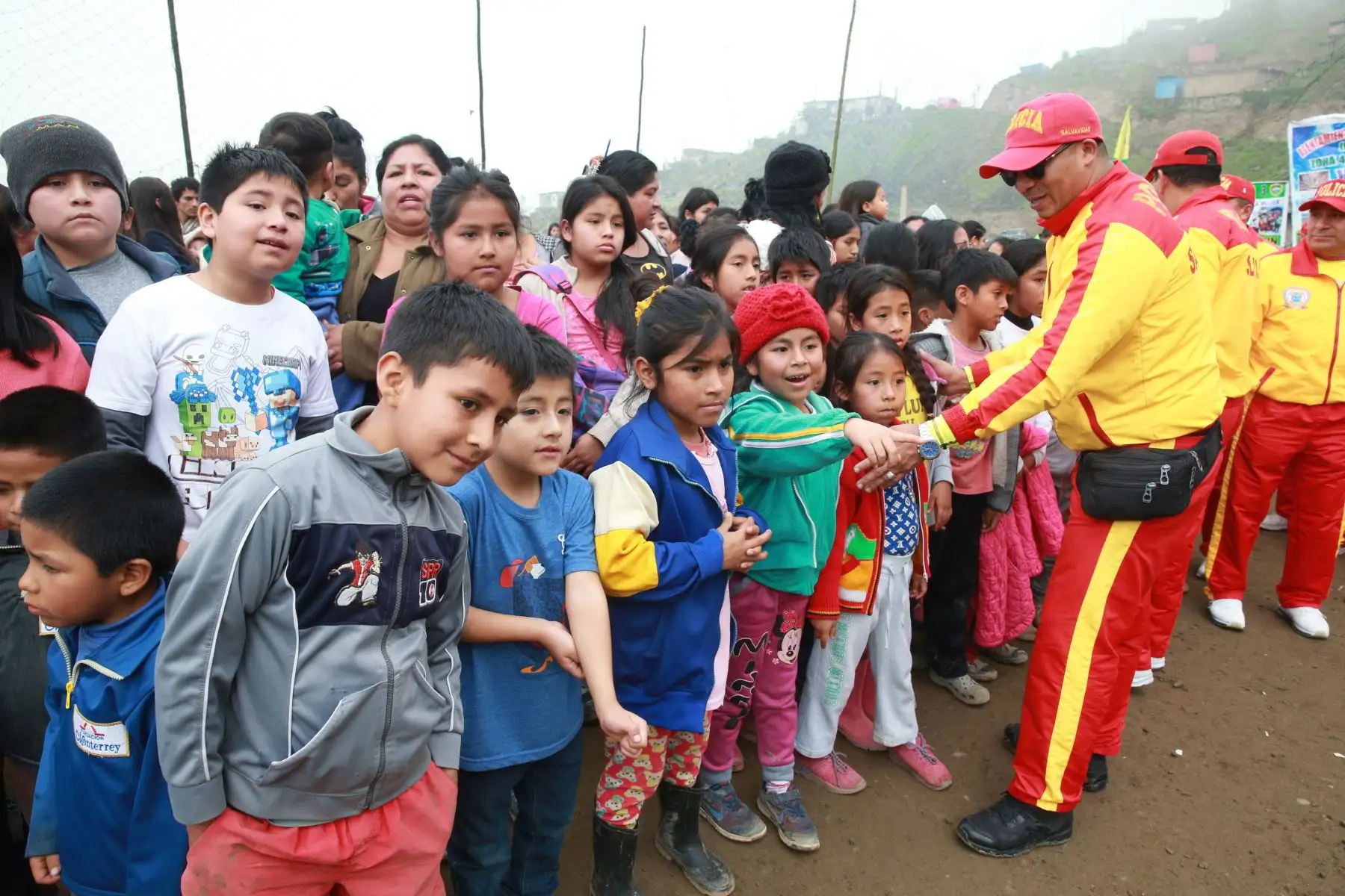 Policía Nacional del Perú  entrega donaciones de abrigos con motivo de fuerte ola de friaje en AA. HH. Virgen de Lourdes Nueva Esperanza de Villa María del Triunfo.  Foto: ANDINA/Vidal Tarqui