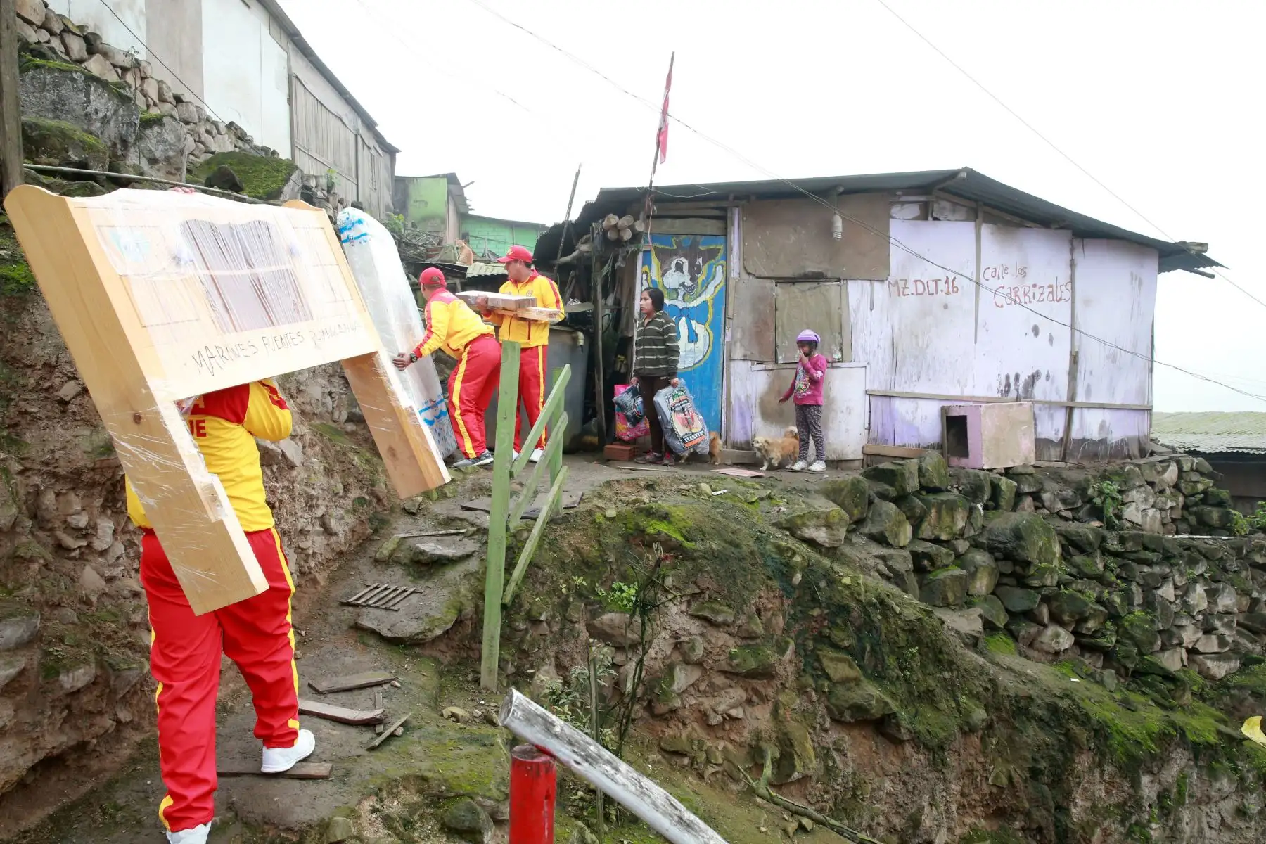 Policía Nacional del Perú  entrega donaciones de abrigos con motivo de fuerte ola de friaje en AA. HH. Virgen de Lourdes Nueva Esperanza de Villa María del Triunfo.  Foto: ANDINA/Vidal Tarqui