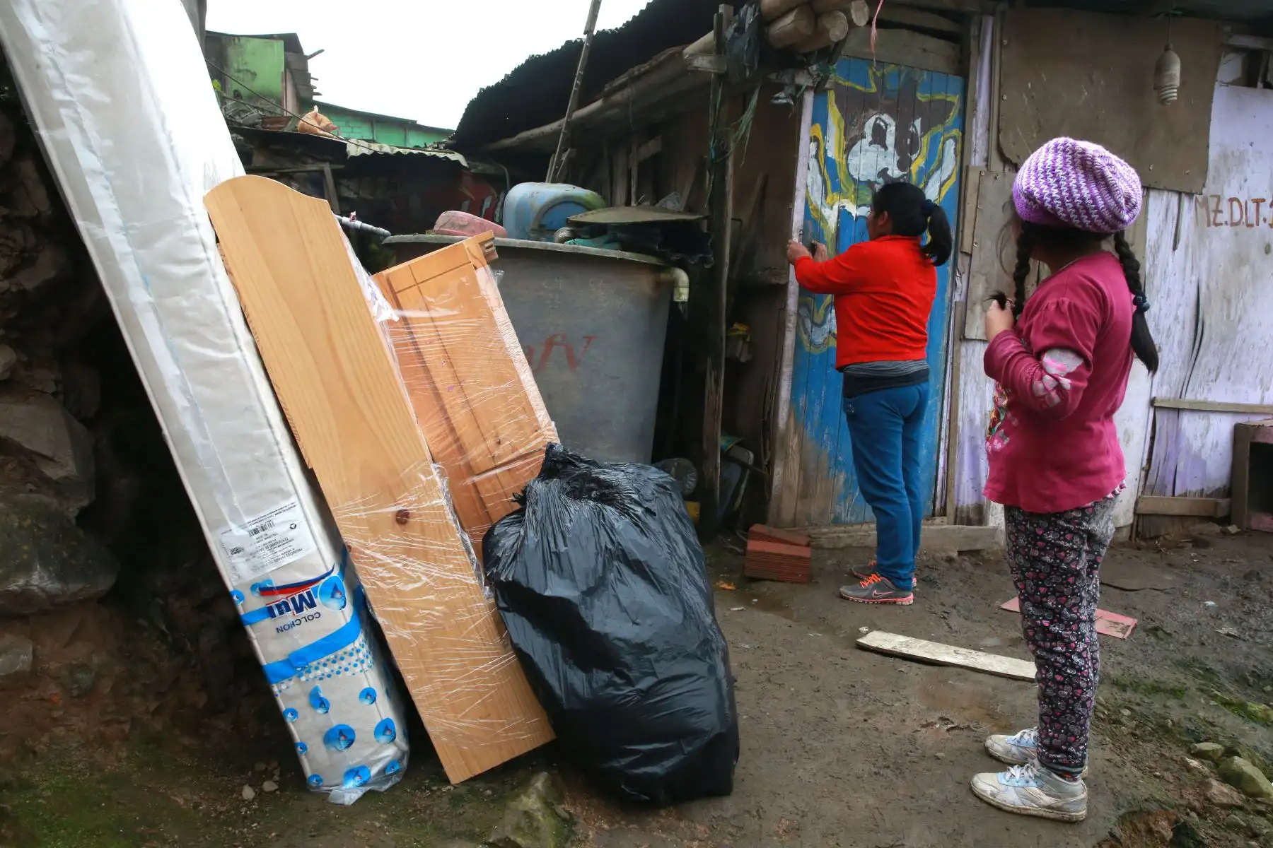 Policía Nacional del Perú  entrega donaciones de abrigos con motivo de fuerte ola de friaje en AA. HH. Virgen de Lourdes Nueva Esperanza de Villa María del Triunfo.  Foto: ANDINA/Vidal Tarqui