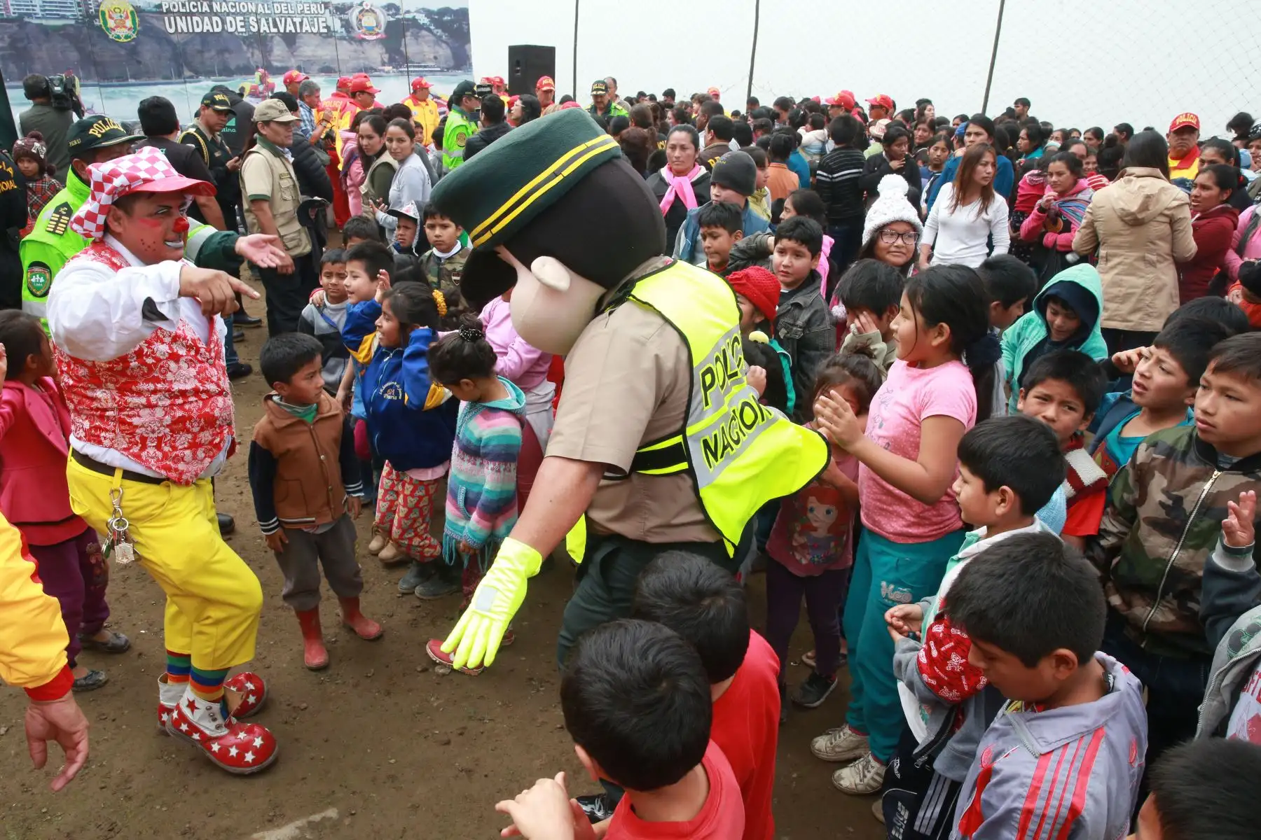 Policía Nacional del Perú  entrega donaciones de abrigos con motivo de fuerte ola de friaje en AA. HH. Virgen de Lourdes Nueva Esperanza de Villa María del Triunfo.  Foto: ANDINA/Vidal Tarqui