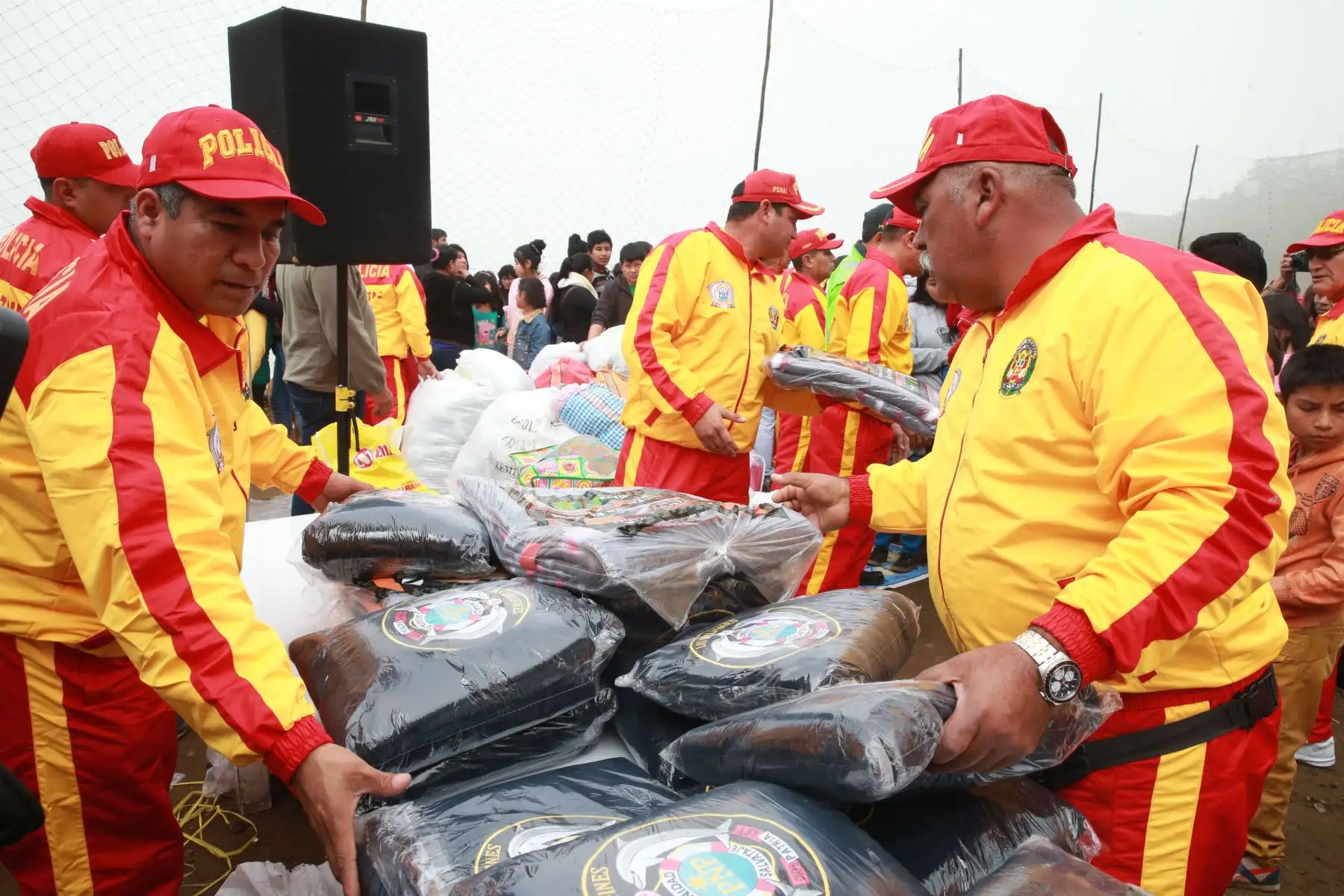 Policía Nacional del Perú  entrega donaciones de abrigos con motivo de fuerte ola de friaje en AA. HH. Virgen de Lourdes Nueva Esperanza de Villa María del Triunfo.  Foto: ANDINA/Vidal Tarqui