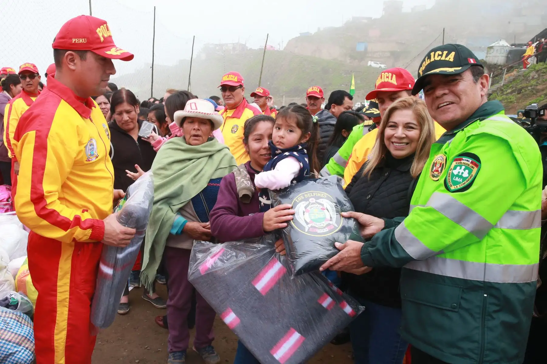 Policía Nacional del Perú  entrega donaciones de abrigos con motivo de fuerte ola de friaje en AA. HH. Virgen de Lourdes Nueva Esperanza de Villa María del Triunfo.  Foto: ANDINA/Vidal Tarqui