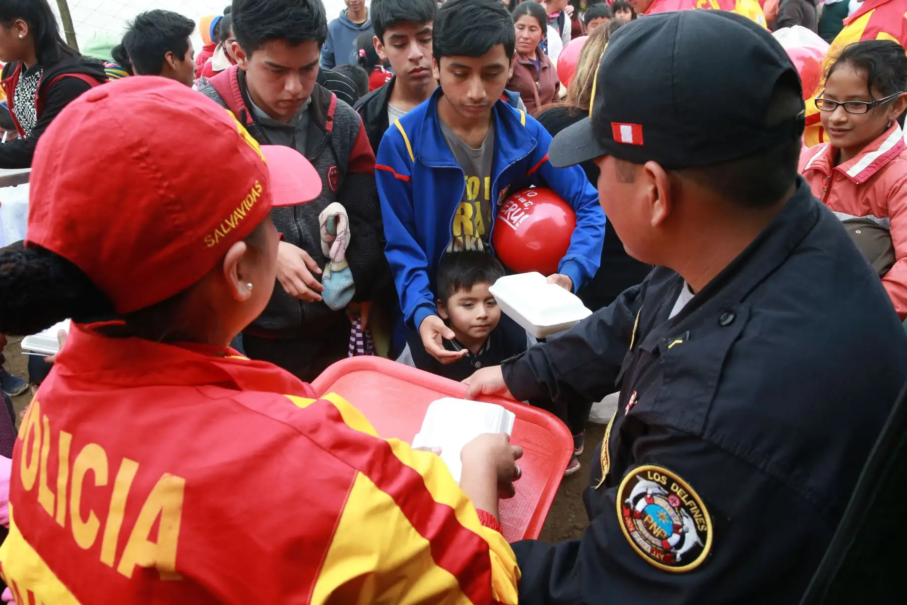 Policía Nacional del Perú  entrega donaciones de abrigos con motivo de fuerte ola de friaje en AA. HH. Virgen de Lourdes Nueva Esperanza de Villa María del Triunfo.  Foto: ANDINA/Vidal Tarqui