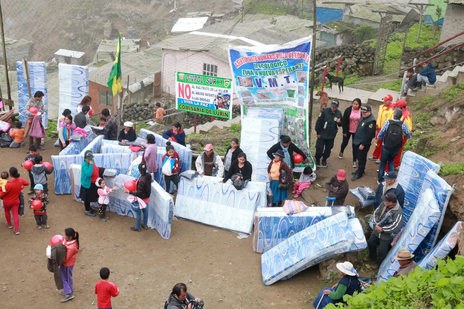 Policía Nacional del Perú  entrega donaciones de abrigos con motivo de fuerte ola de friaje en AA. HH. Virgen de Lourdes Nueva Esperanza de Villa María del Triunfo.  Foto: ANDINA/Vidal Tarqui