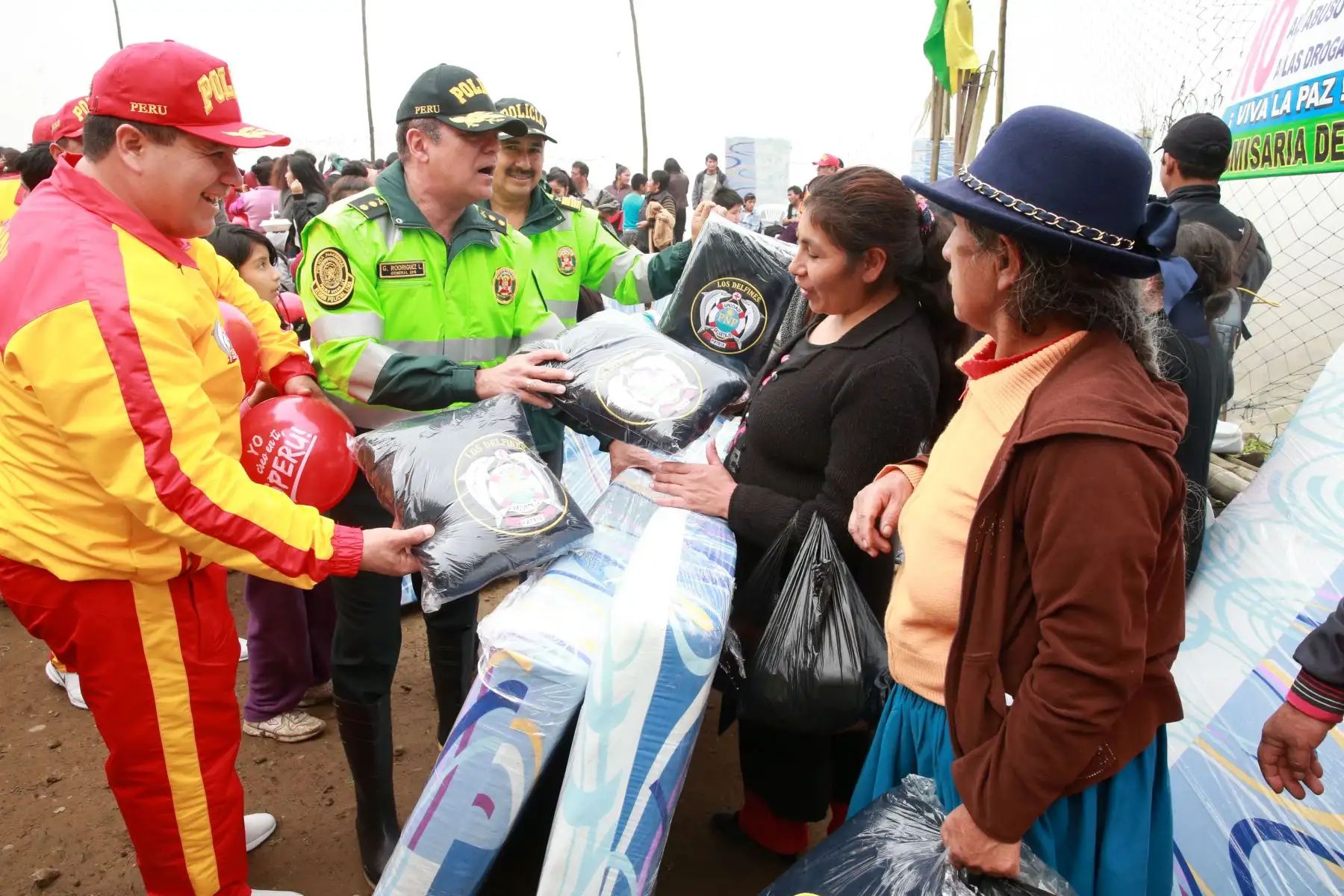 Policía Nacional del Perú  entrega donaciones de abrigos con motivo de fuerte ola de friaje en AA. HH. Virgen de Lourdes Nueva Esperanza de Villa María del Triunfo.  Foto: ANDINA/Vidal Tarqui