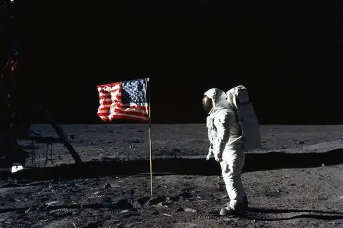 Astronauta Edwin E. Aldrin, Jr. posa en la luna junto a la bandera estadounidense Foto: AFP