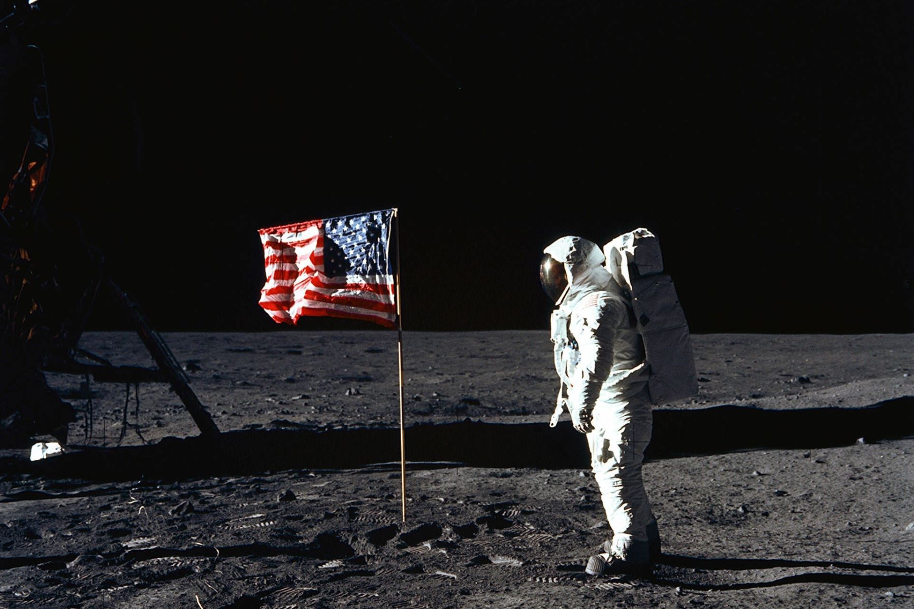 Astronauta Edwin E. Aldrin, Jr. posa en la luna junto a la bandera estadounidense Foto: AFP