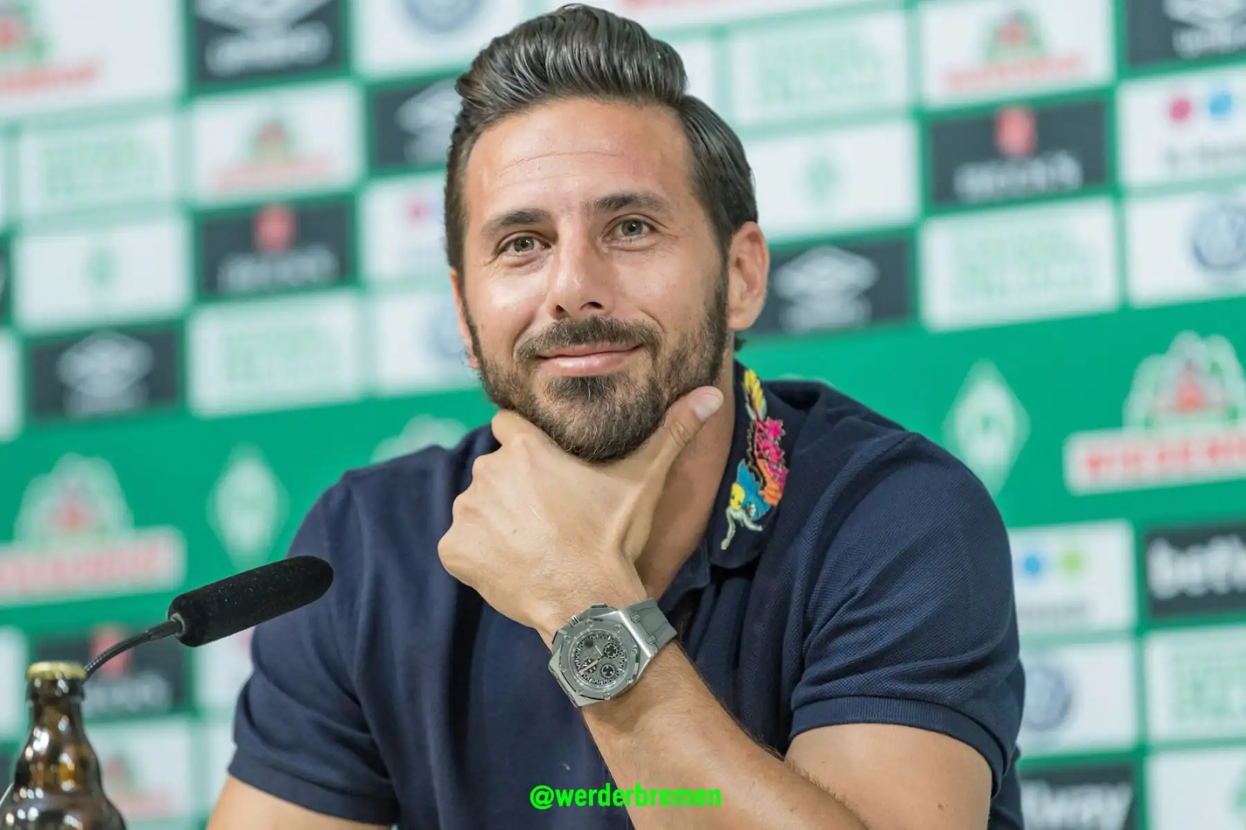 El internacional delantero peruano Claudio Pizarro fue presentado oficialmente hoy por el Werder Bremen, cuadro que lo fichó por una temporada.Foto:ANDINA/Werder Bremen fc