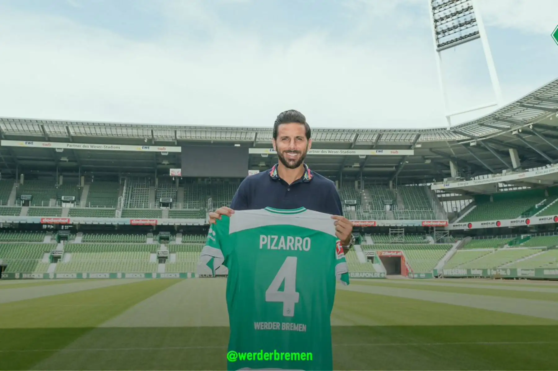 El internacional delantero peruano Claudio Pizarro fue presentado oficialmente hoy por el Werder Bremen, cuadro que lo fichó por una temporada.Foto:ANDINA/Werder Bremen fc