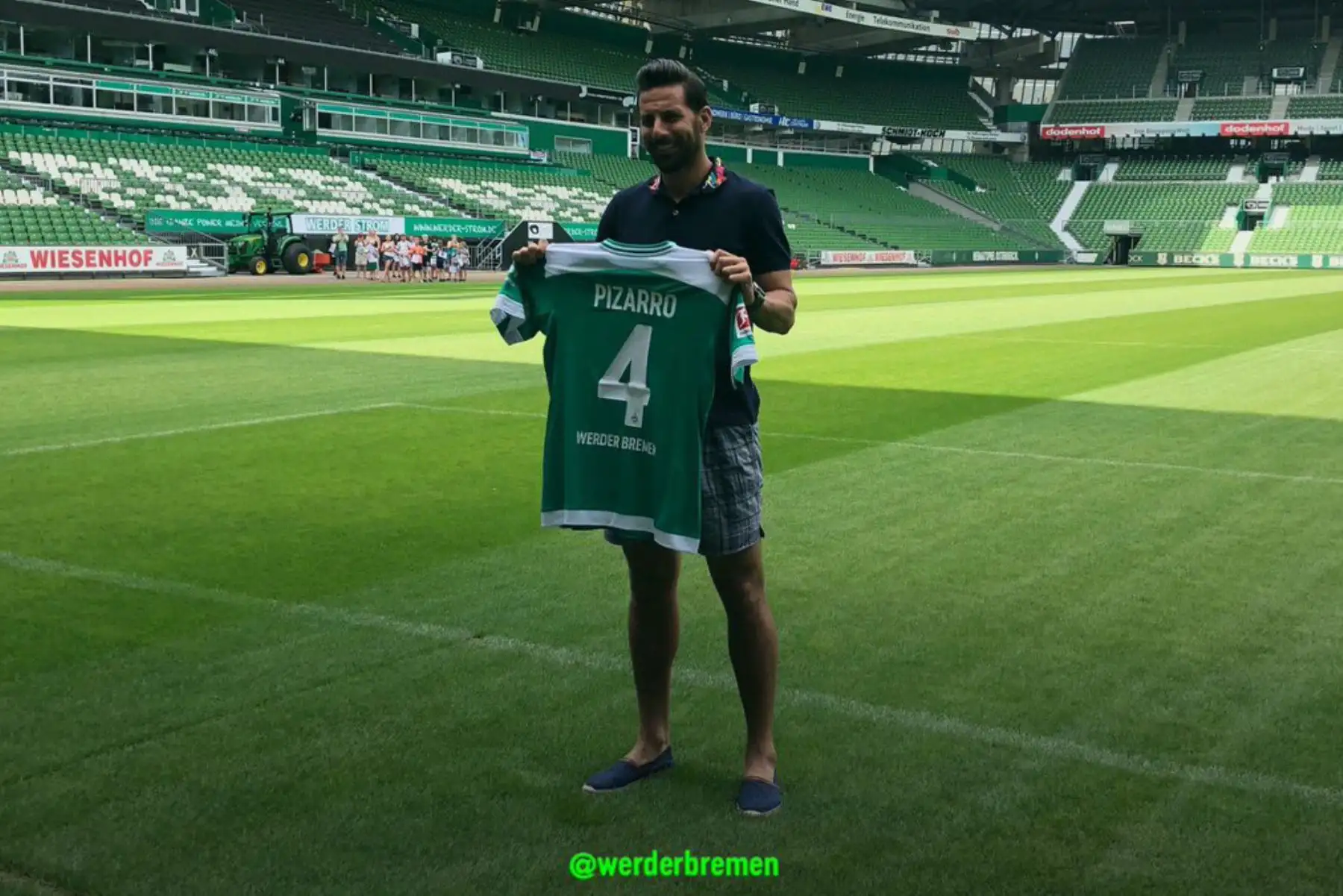 El internacional delantero peruano Claudio Pizarro fue presentado oficialmente hoy por el Werder Bremen, cuadro que lo fichó por una temporada.Foto:ANDINA/Werder Bremen fc