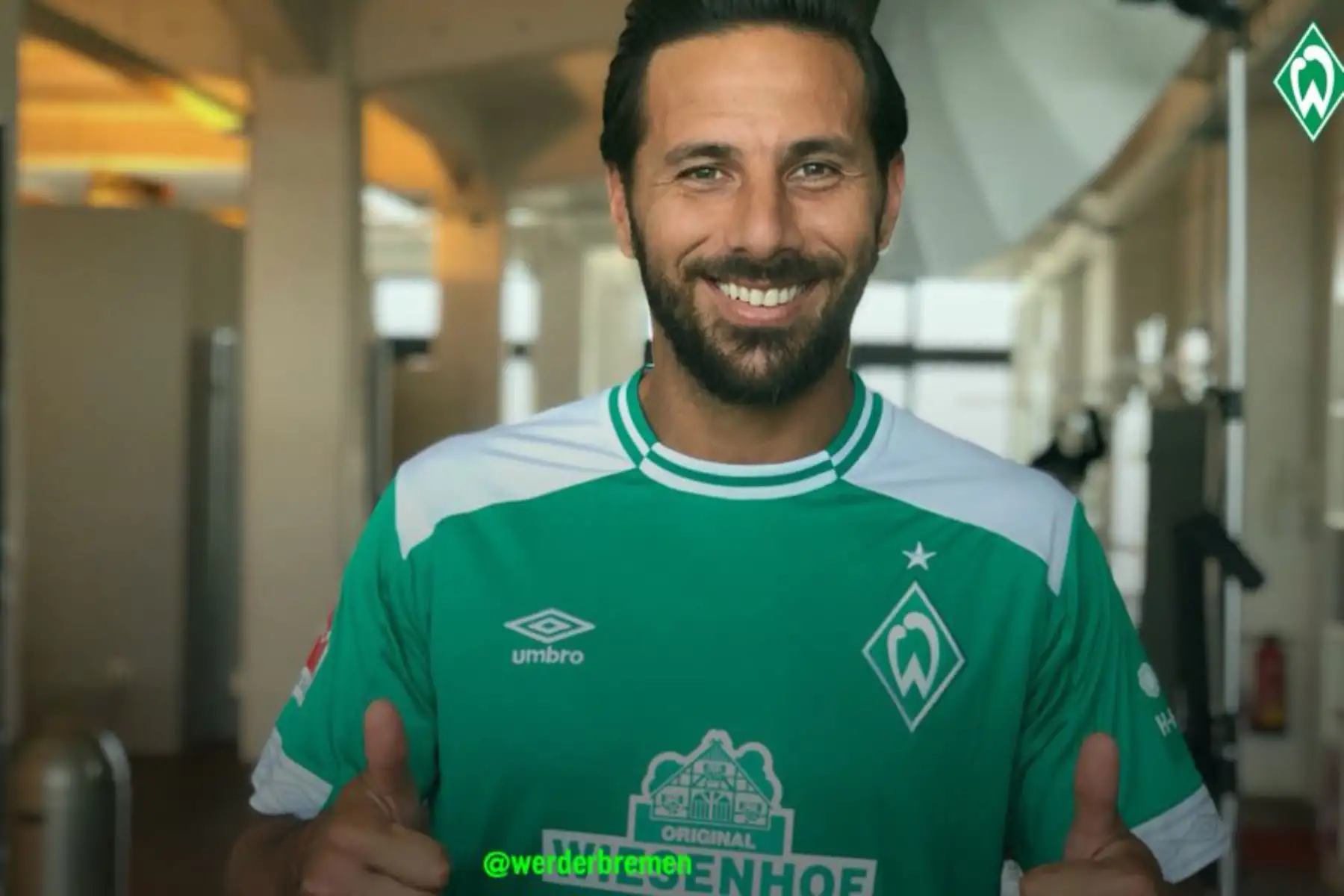 El internacional delantero peruano Claudio Pizarro fue presentado oficialmente hoy por el Werder Bremen, cuadro que lo fichó por una temporada.Foto:ANDINA/Werder Bremen fc