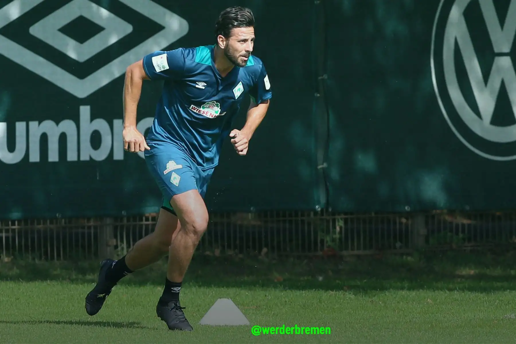 El internacional delantero peruano Claudio Pizarro fue presentado oficialmente hoy por el Werder Bremen, cuadro que lo fichó por una temporada.Foto:ANDINA/Werder Bremen fc