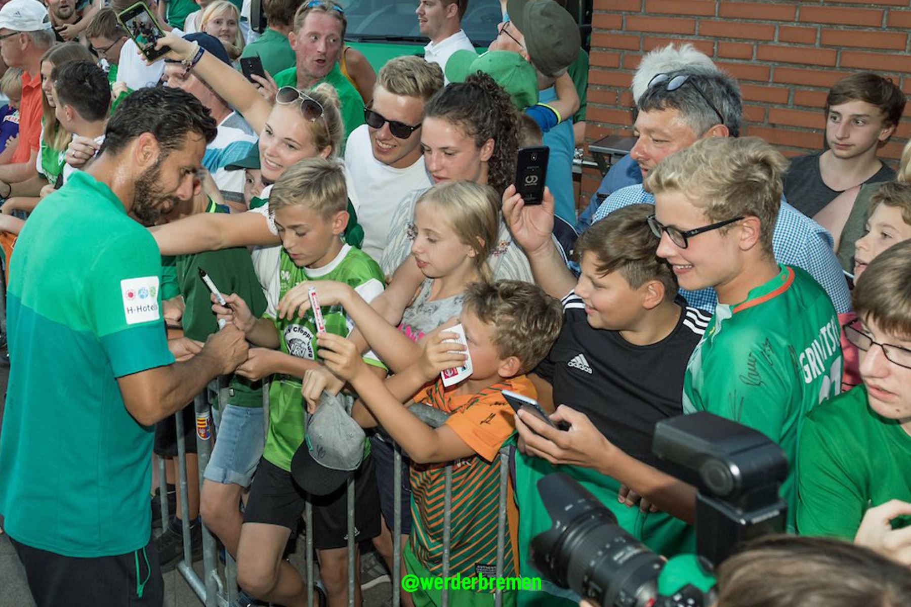 El internacional delantero peruano Claudio Pizarro fue presentado oficialmente hoy por el Werder Bremen, cuadro que lo fichó por una temporada.Foto:ANDINA/Werder Bremen fc