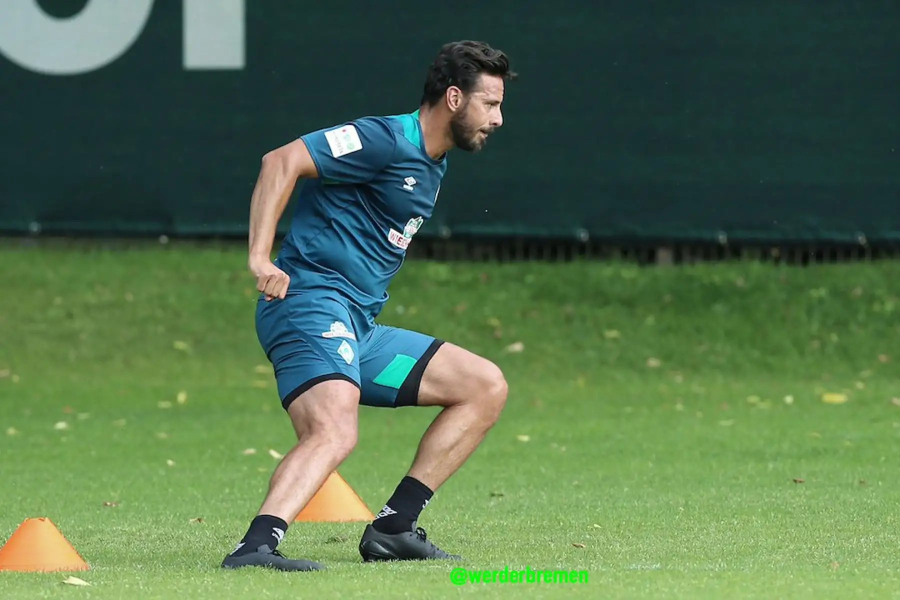 El internacional delantero peruano Claudio Pizarro fue presentado oficialmente hoy por el Werder Bremen, cuadro que lo fichó por una temporada.Foto:ANDINA/Werder Bremen fc