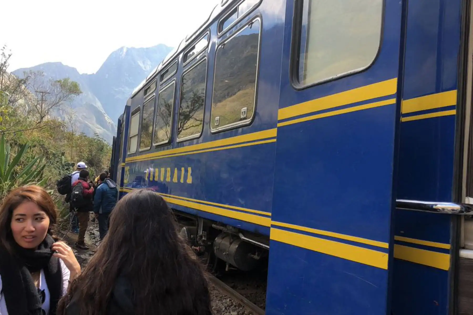 Tras el choque de dos trenes ocurrido en la víspera en la vía férrea OIlantaytambo- Machu Picchu, en la región Cusco, personal técnico de la Dirección General de Caminos y Ferrocarriles del MTC verifica “in situ” si fueron cumplidos los protocolos de seguridad establecidos en la normativa sobre tiempos de salida en la vía férrea. INTERNET/Medios