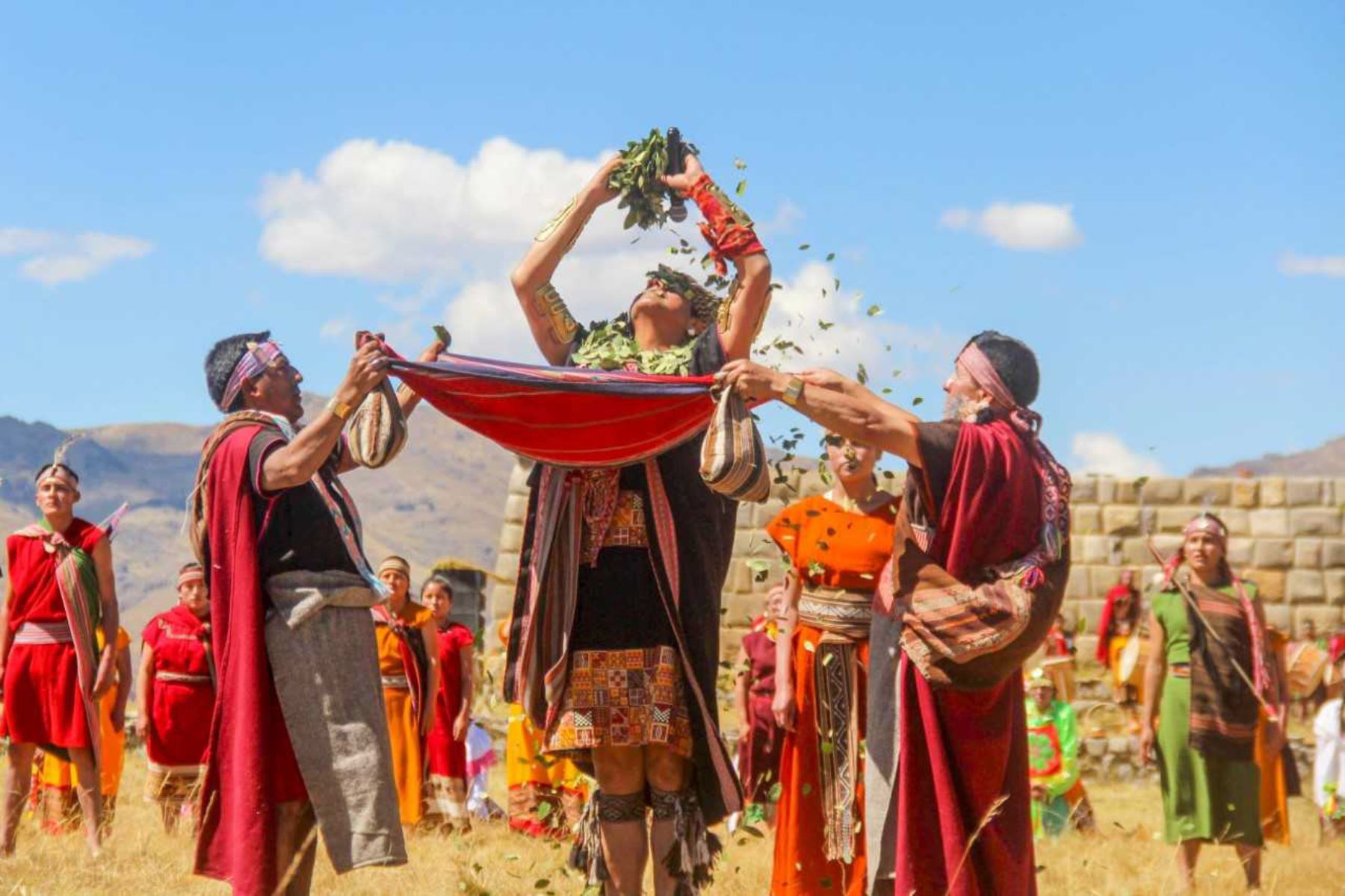 El Inti Raymi o Fiesta del Sol es la festividad de mayor tradición en los Andes peruanos. Y si bien el Cusco es más conocido como el epicentro de esta celebración, también se desarrolla con espectacular solemnidad en el distrito de La Unión, provincia de Dos de Mayo, región Huánuco, desde hace más de 20 años. Fotos: ANDINA/Cortesia Jeny Valladares