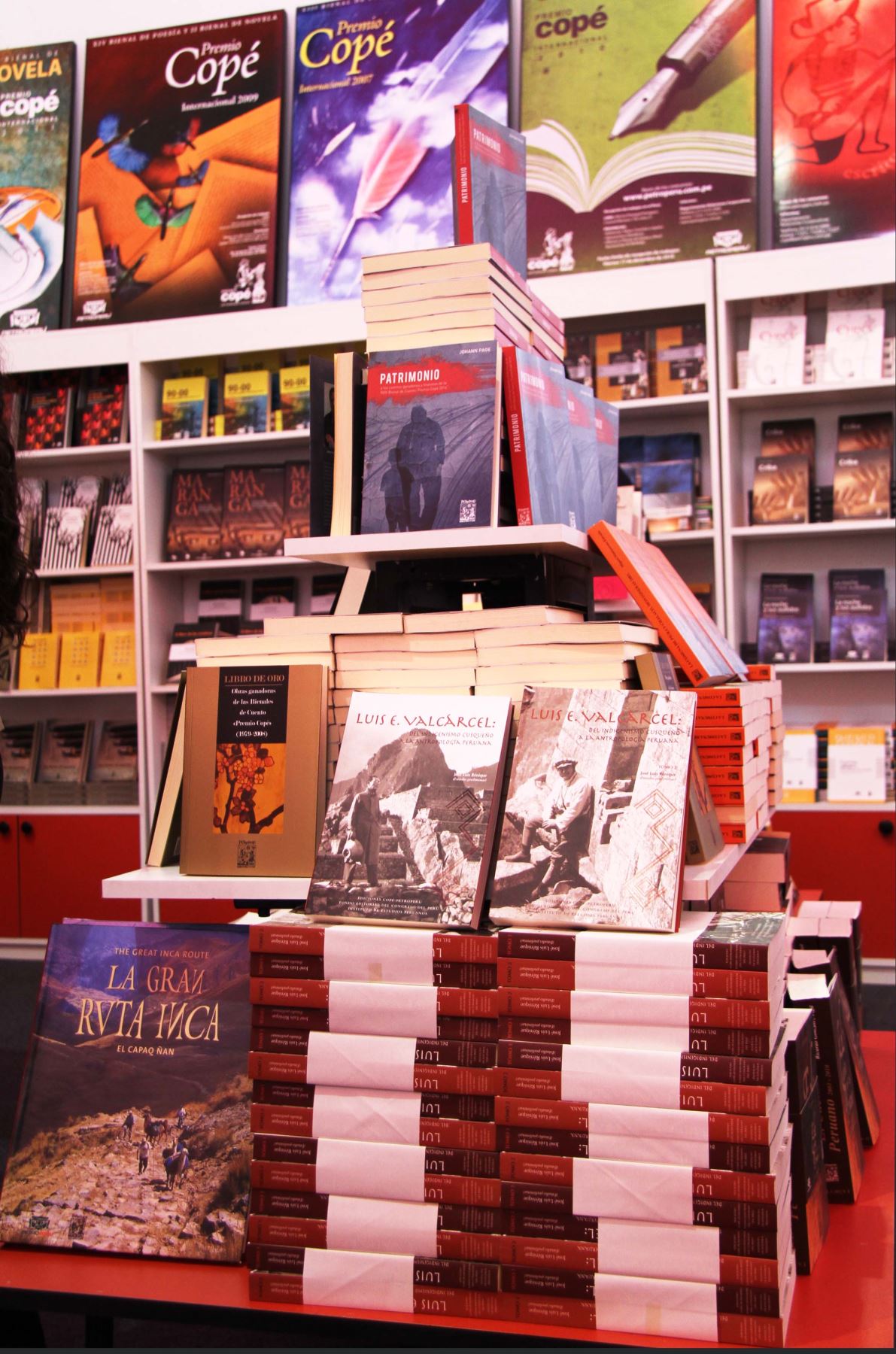 Stand de Petroperú en la Feria del Libro de Lima. Allí se ofrecen las obras ganadoras del premio Copé.