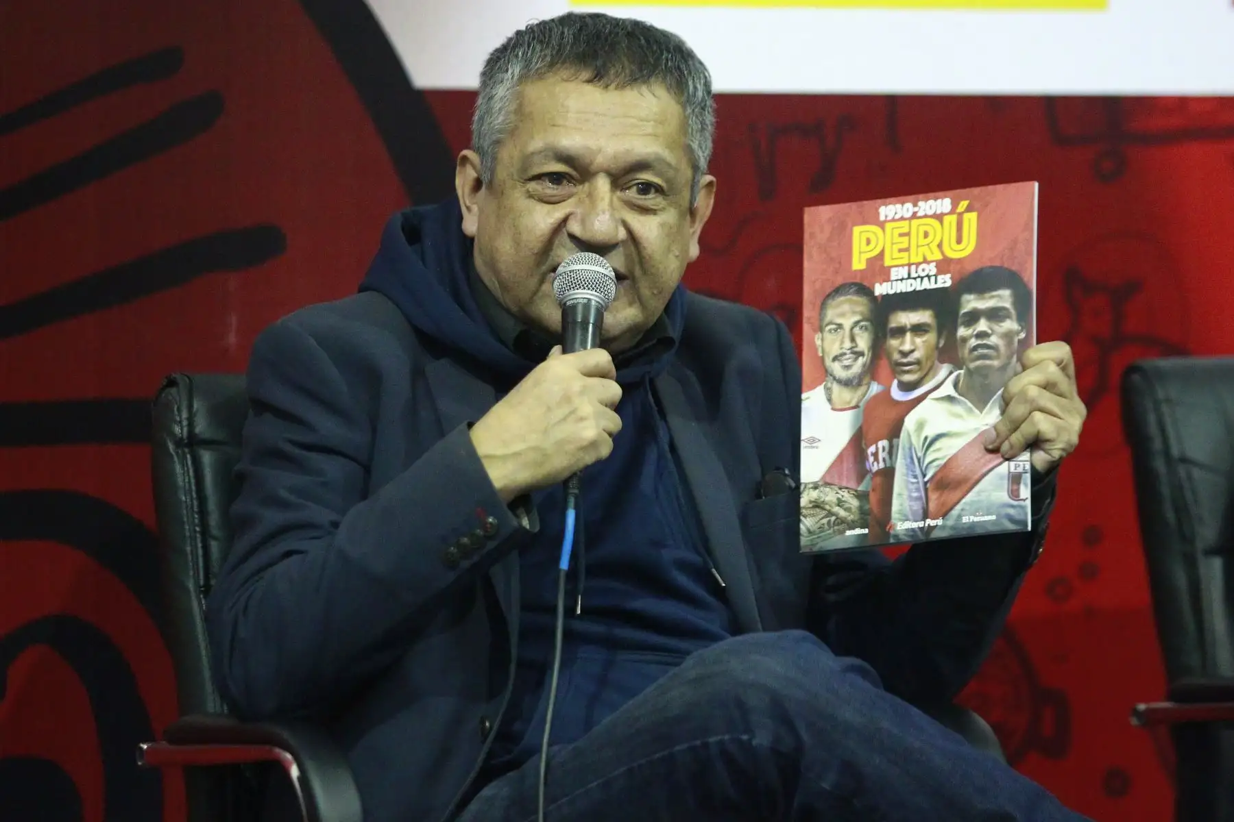 Editora Perú presenta libro  "Perú en los Mundiales" en la Feria Internacional del Libro de Lima, que recopila la historia gráfica de nuestra selección de fútbol en las copas del mundo, participa en el panel el periodista Eloy Jauregui .Foto: ANDINA/Eddy Ramos