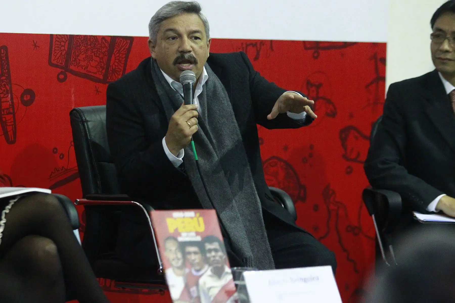 Editora Perú presenta libro  "Perú en los Mundiales" en la Feria Internacional del Libro de Lima, que recopila la historia gráfica de nuestra selección de fútbol en las copas del mundo, participa en el panel el  periodista  deportivo Alberto Beingolea .Foto: ANDINA/Eddy Ramos