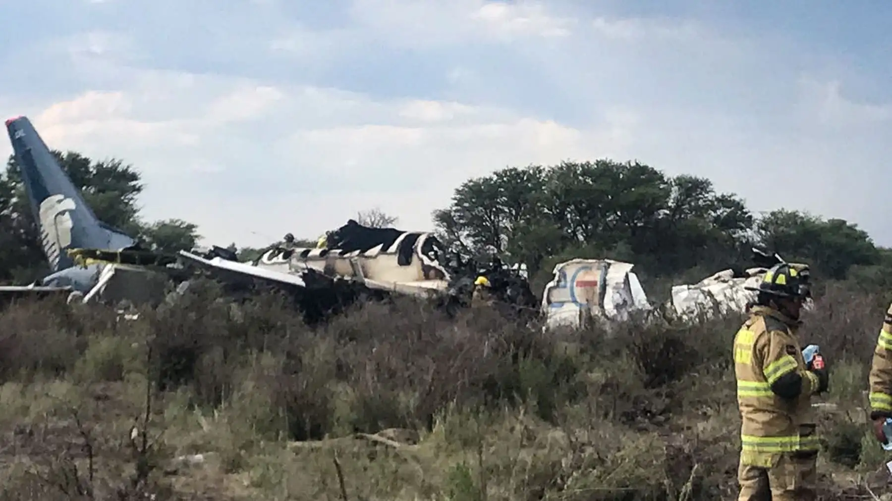Un avión que se estrelló con 97 pasajeros y cuatro tripulantes a bordo en el despegue en el aeropuerto de Durango, en el norte de México, el 31 de julio de 2018.
Decenas de personas resultaron heridas cuando un avión se estrelló en el despegue durante una fuerte tormenta de granizo en el norte de México, que envolvió el avión en llamas, dijeron la aerolínea y los pasajeros de Aeroméxico el martes. / AFP