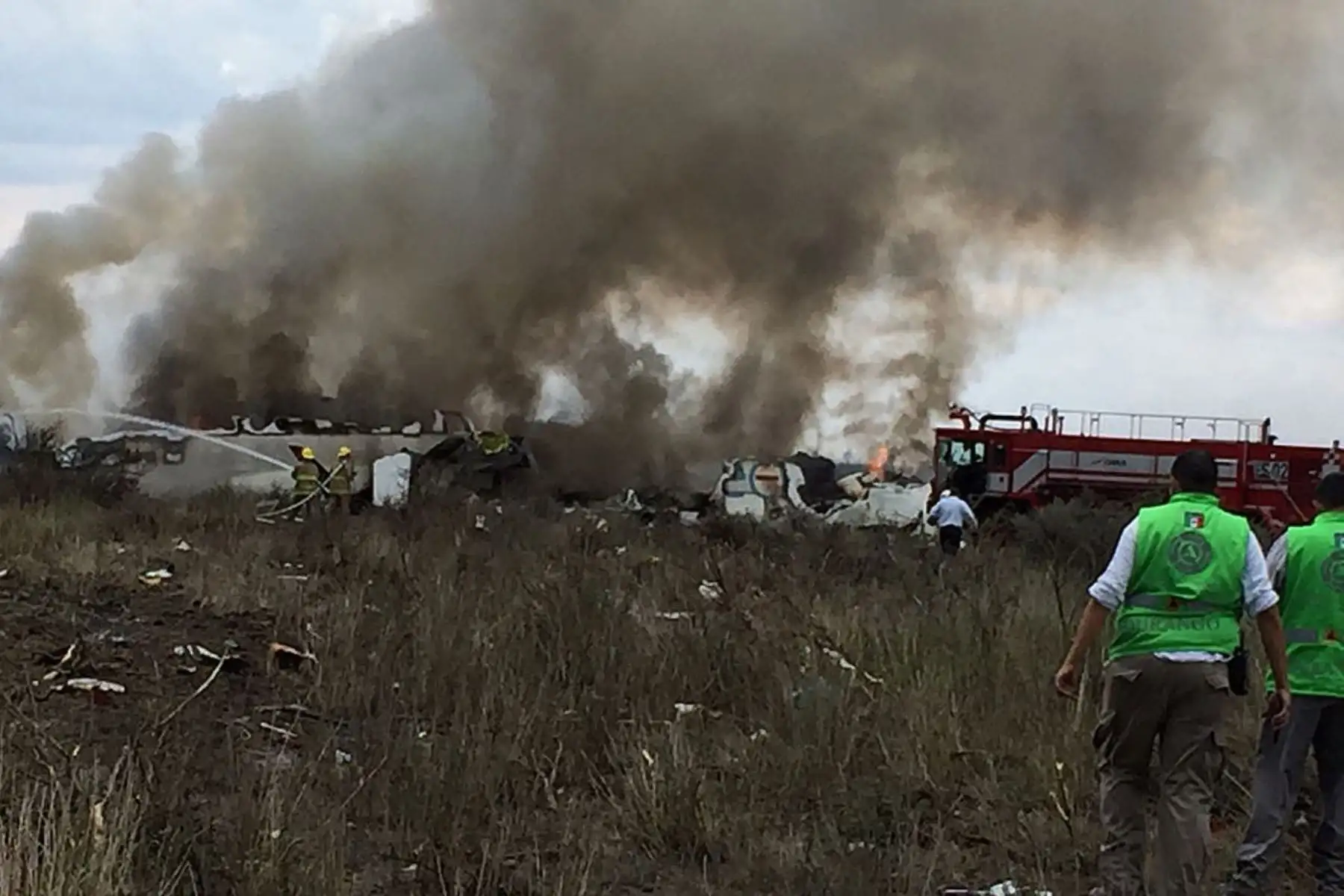 Fotografía cedida por la Coordinación Estatal de Protección Civil (CPCE) del estado de Durango, del avión de pasajeros de la aerolínea Aeroméxico que se estrelló hoy, martes 31 de julio de 2018, en las inmediaciones Aeropuerto Guadalupe Victoria de Durango (México). Seg˙n informó Protección Civil del estado, el avión al parecer se desplomó poco después de despegar del aeropuerto en dirección a Ciudad de México. Sin embargo, algunas versiones periodísticas afirman que la aeronave iba a aterrizar. Se desconoc