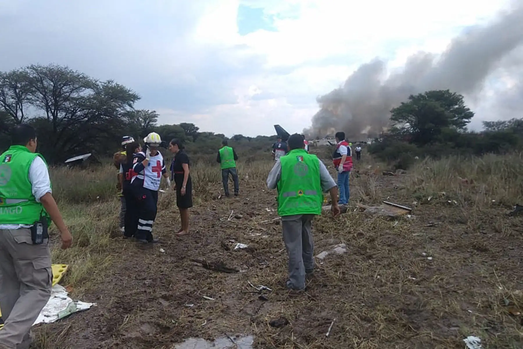 Fotografía cedida por la Coordinación Estatal de Protección Civil (CPCE) del estado de Durango, del avión de pasajeros de la aerolínea Aeroméxico que se estrelló hoy, martes 31 de julio de 2018, en las inmediaciones Aeropuerto Guadalupe Victoria de Durango (México). Seg˙n informó Protección Civil del estado, el avión al parecer se desplomó poco después de despegar del aeropuerto en dirección a Ciudad de México. Sin embargo, algunas versiones periodísticas afirman que la aeronave iba a aterrizar. Se desconoc