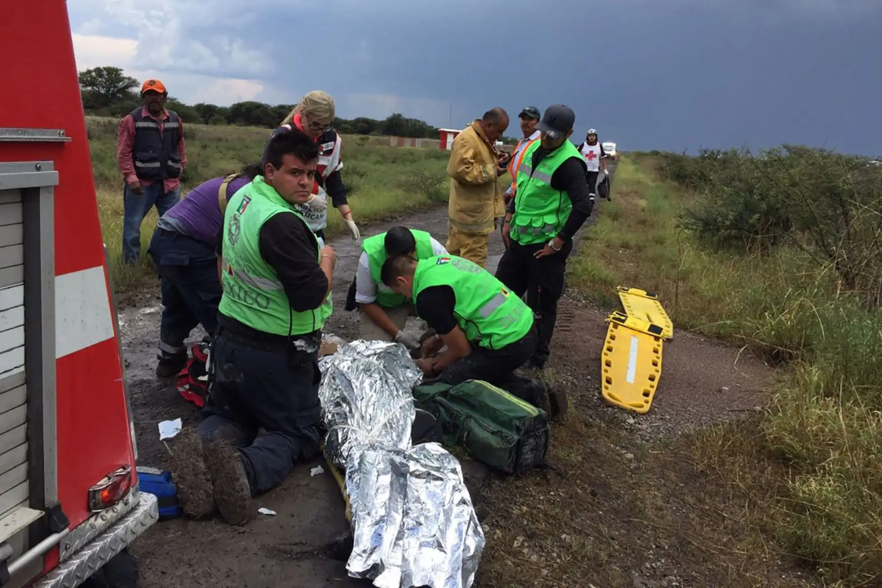 Fotografía cedida por la Coordinación Estatal de Protección Civil (CPCE) del estado de Durango, muestra a varios miembros de esa organización mientras atiendan a pasajeros del avión de pasajeros de la aerolínea Aeroméxico que se estrelló hoy, martes 31 de julio de 2018, en las inmediaciones Aeropuerto Guadalupe Victoria de Durango (México). Seg˙n informó Protección Civil del estado, el avión al parecer se desplomó poco después de despegar del aeropuerto en dirección a Ciudad de México. Sin embargo, algunas