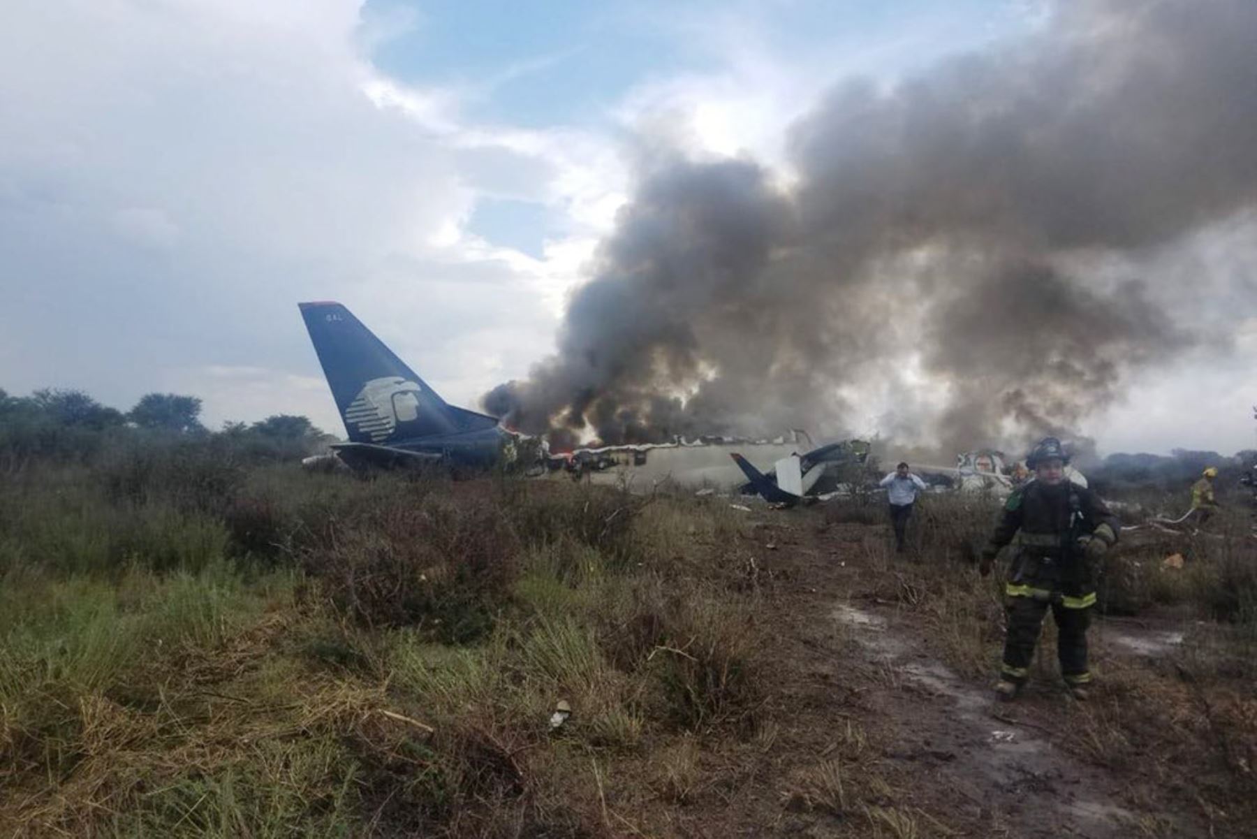 Un avión de pasajeros de la aerolínea Aeroméxico que se estrelló hoy, martes 31 de julio de 2018.  Foto: INTERNET/Medios